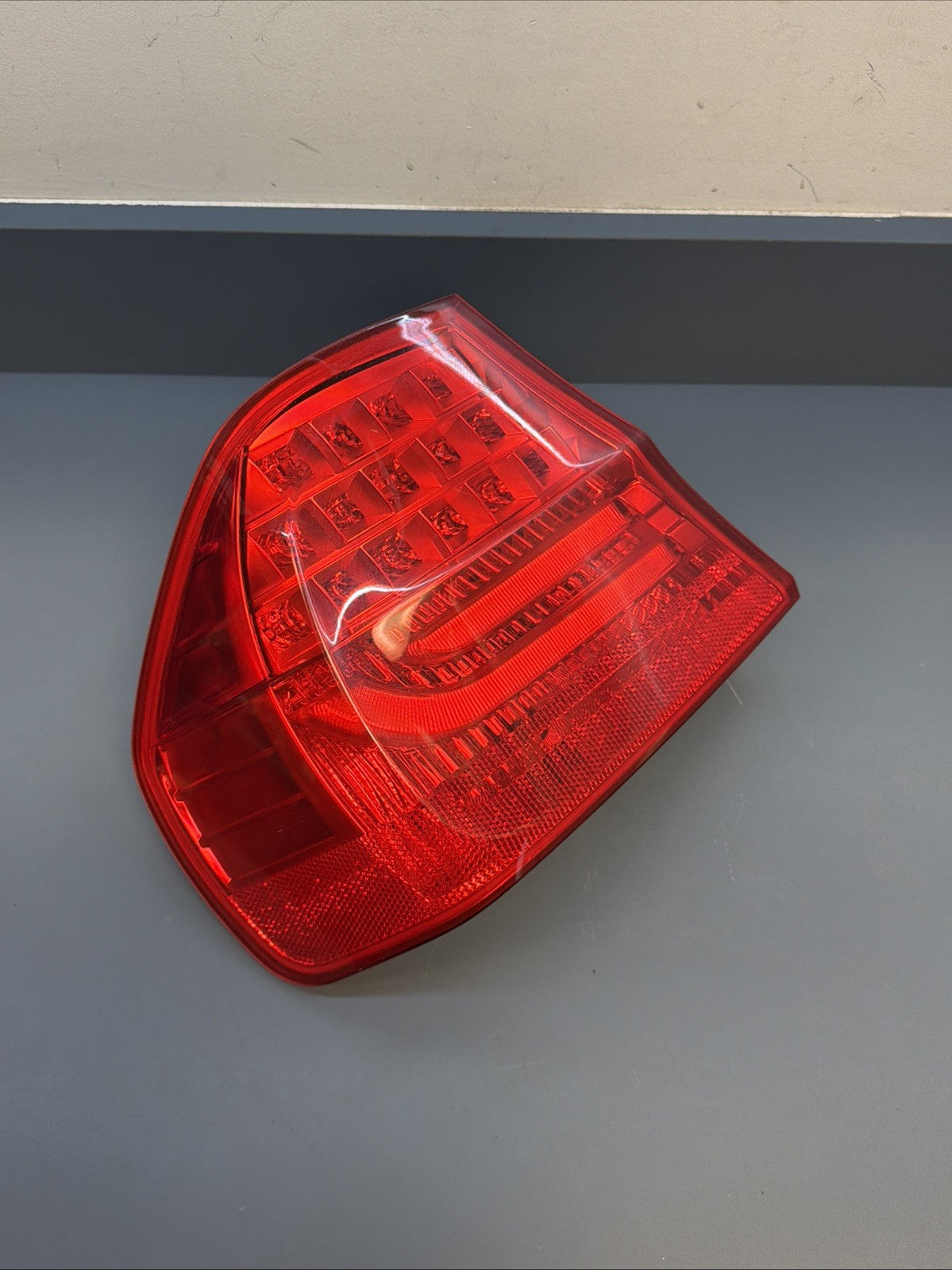 BMW 09-11 E90 LCI LEFT DRIVER SIDE REAR OUTER TAIL LIGHT OEM 7289429