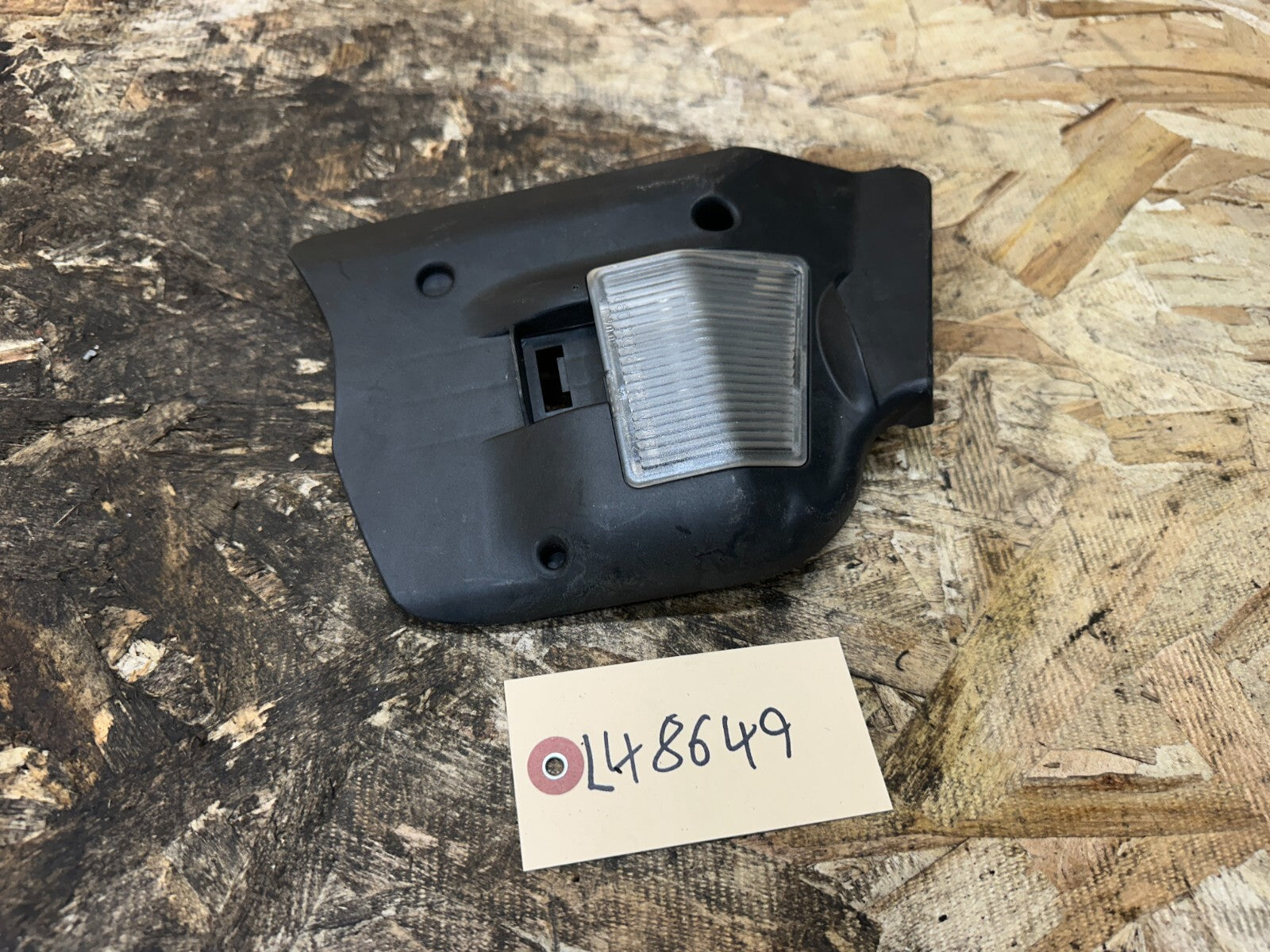BMW 1999-2005 E46 3 SERIES LEFT TAILLIGHT BULB TRIM SOCKET OEM 6920701