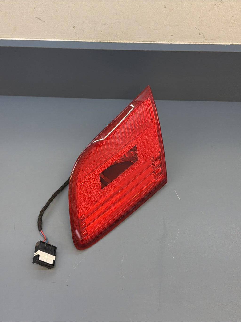 07-10 BMW E93 335 328 M3 Convertible Right Side Inner Trunk Lid Light 7162304