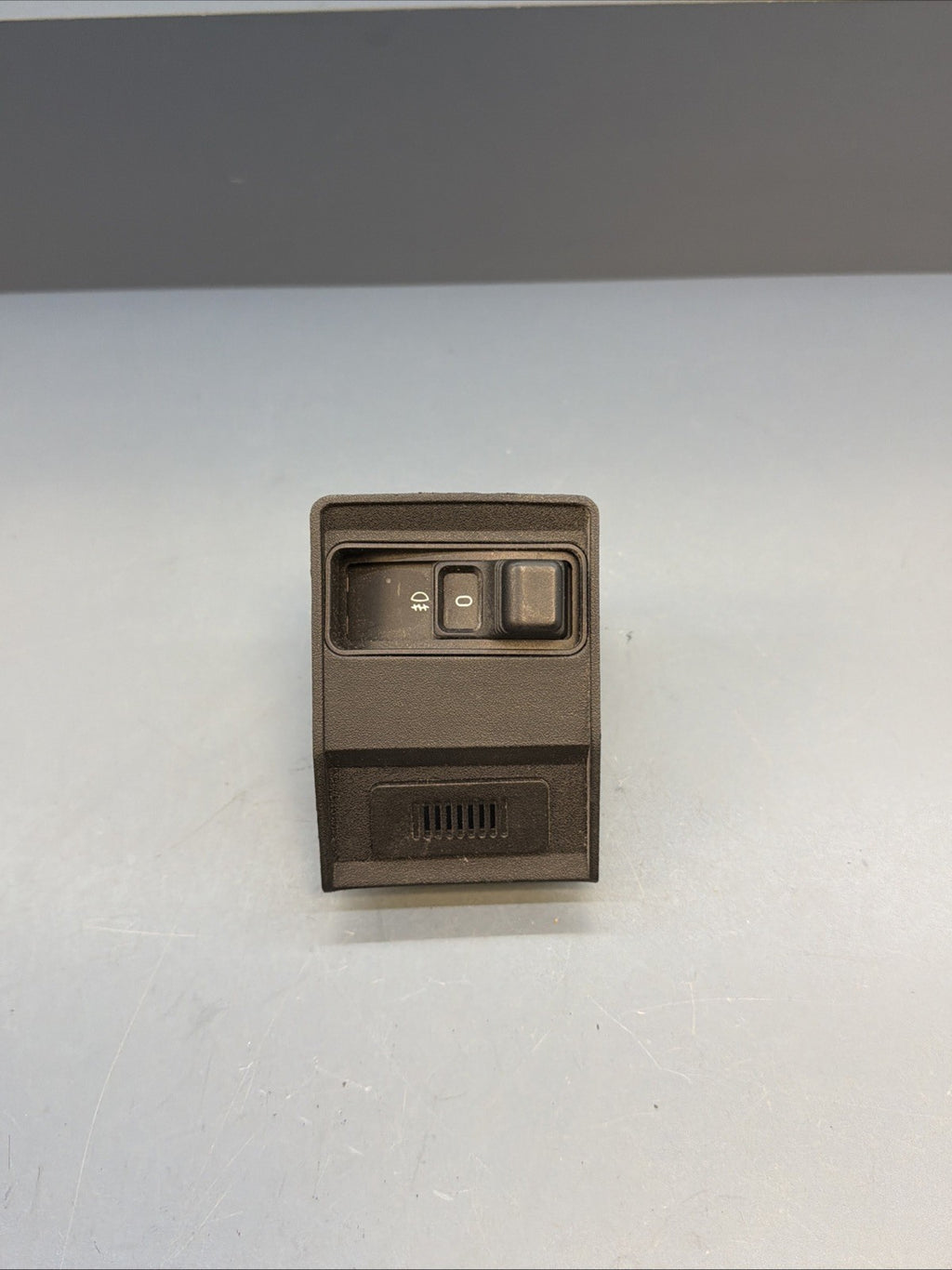 BMW 525i E34 FOG LIGHT LAMP SWITCH BUTTON W/ BEZEL TRIM COVER BLACK OEM 8110498