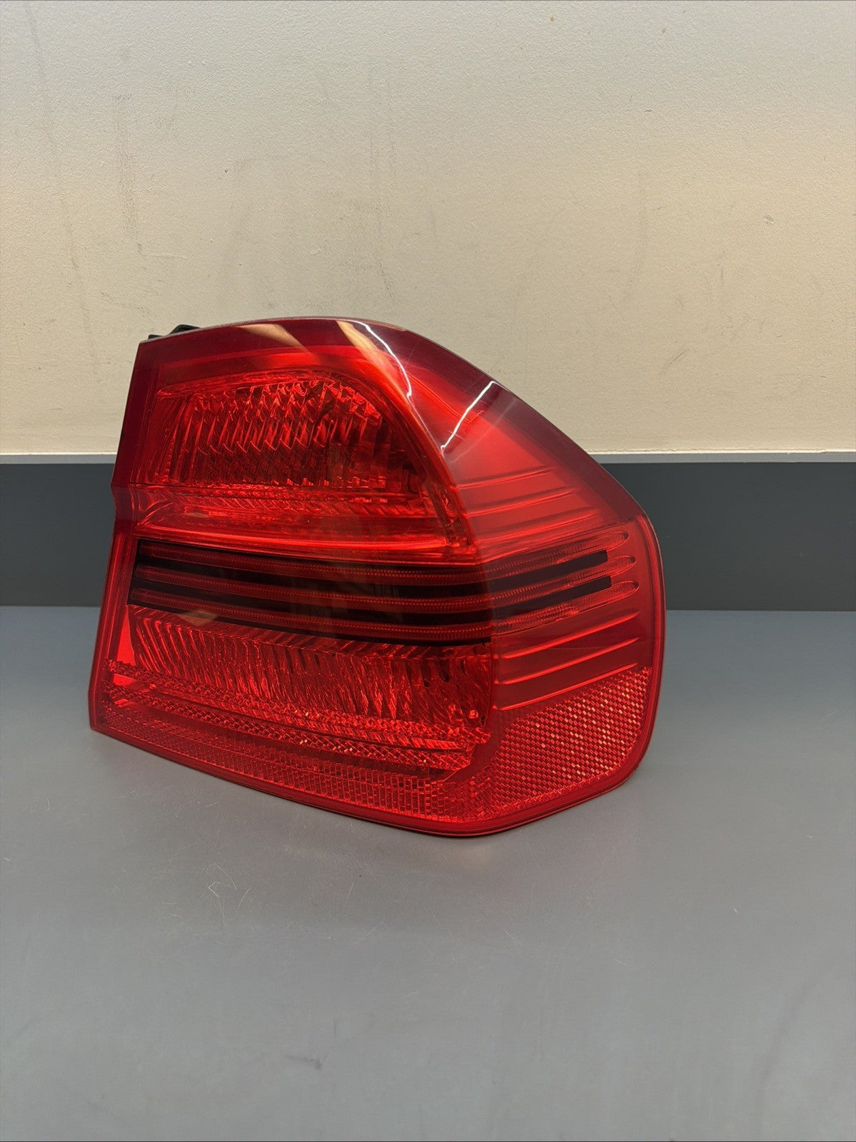 2006-2008 BMW E90 OUTTER PASSANGER PRE LCI TAIL LIGHT 7161956