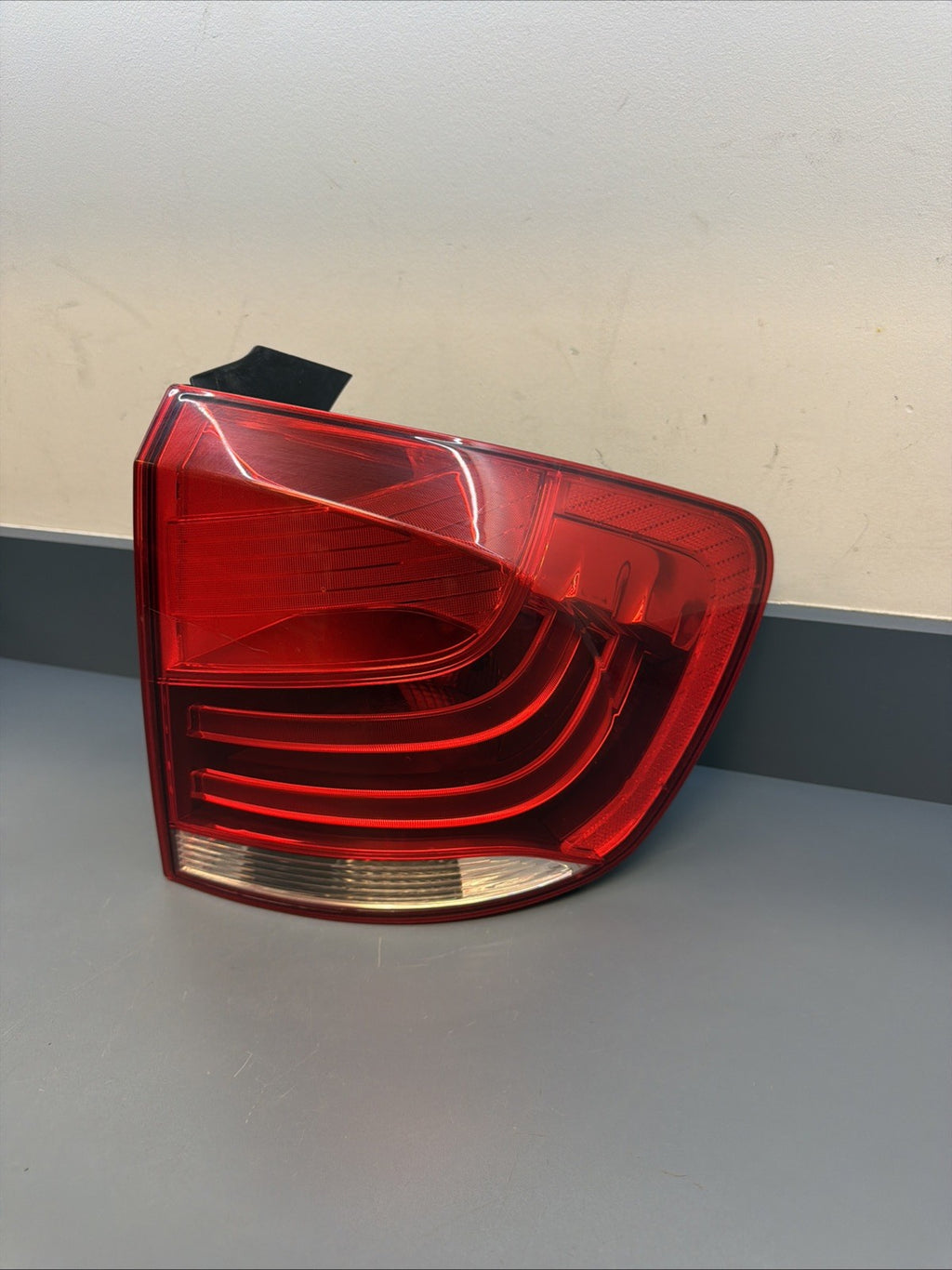 2013 2014 2015 BMW E84 X1 REAR RIGHT OUTER TAIL LIGHT ASSEMBLY OEM 2990112