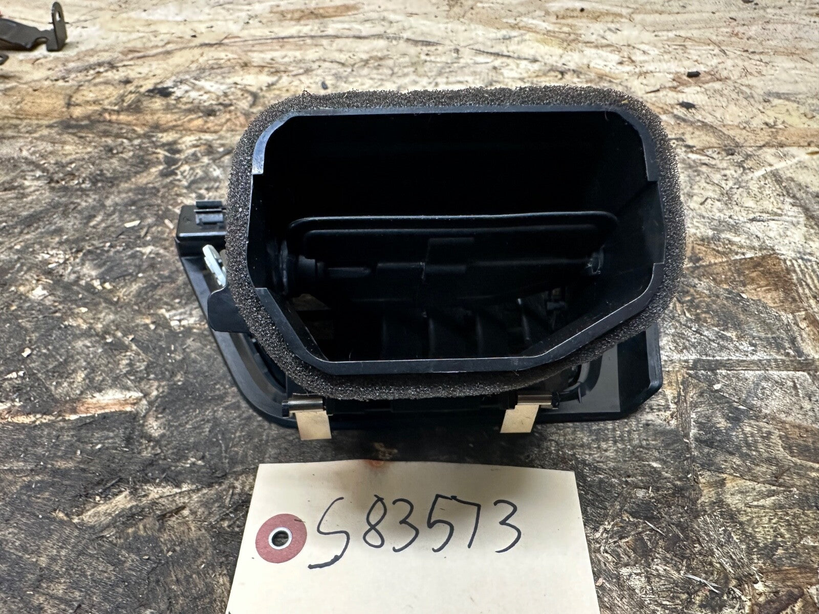 BMW F30 12-19 PASSANGER RIGHT SIDE DASH AIR VENT BLACK COMPLETE OEM BMW 9218549