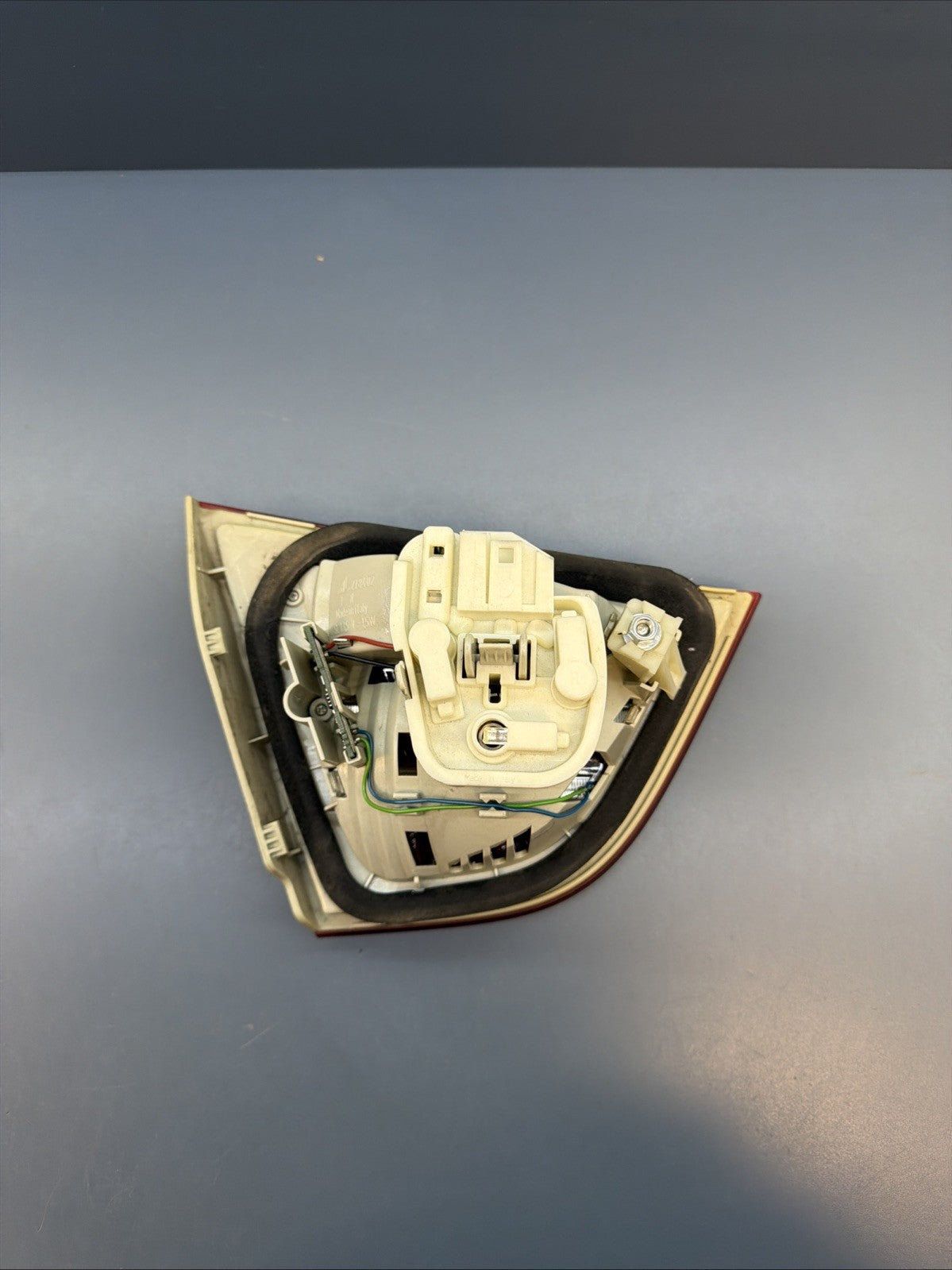 09-11 BMW 328i 335i M3 E90 INNER TAIL LIGHT LAMP RIGHT PASSENGER SIDE 7154156