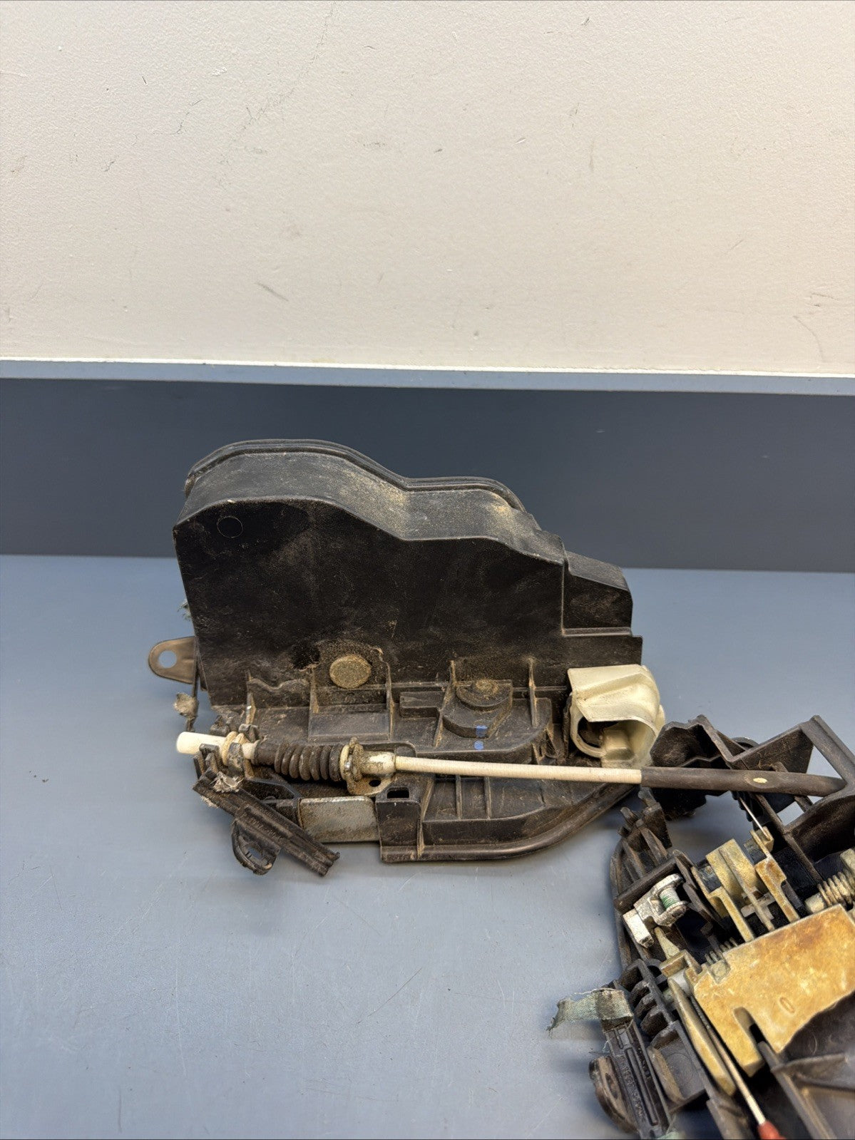 2009‑2013 BMW E90 Front Left Door Lock Latch Actuator w/ Braket OEM 7229455