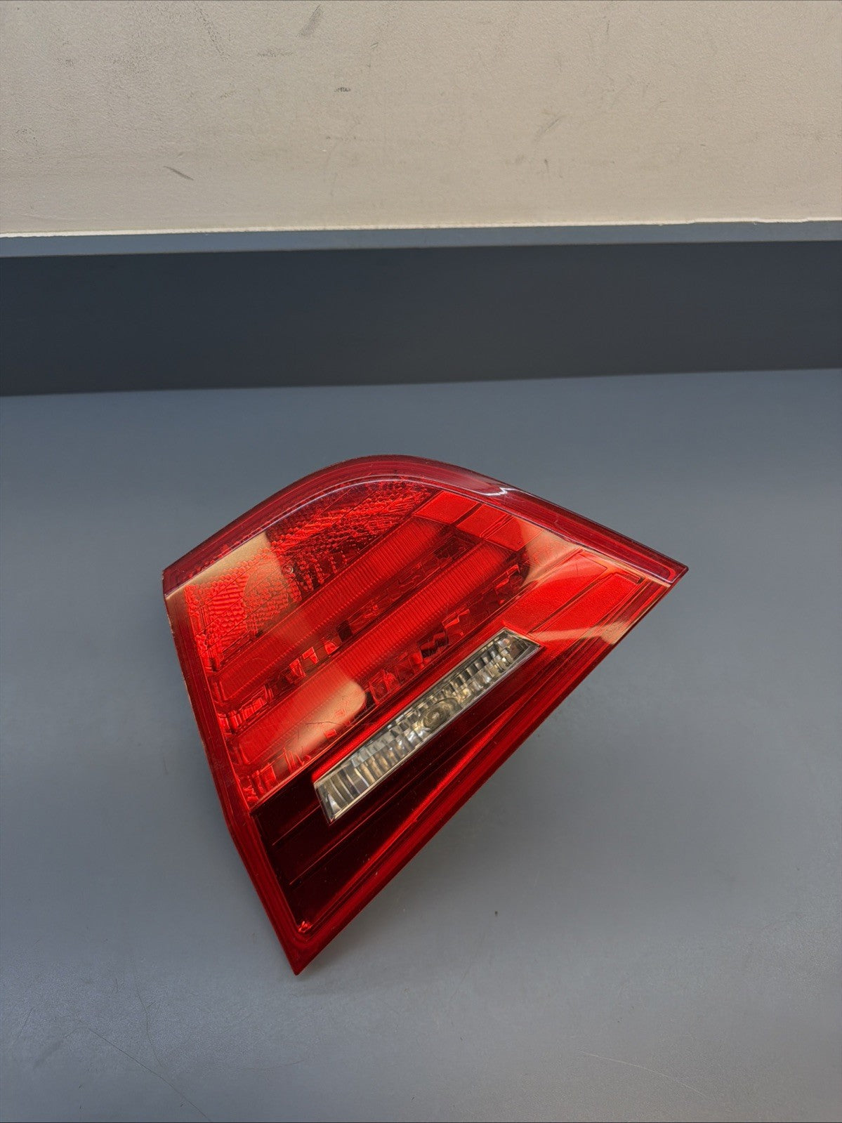 2009-2011 BMW E90 LCI 328I 3-SERIES RIGHT REAR INNER TAIL LIGHT OEM 4871734