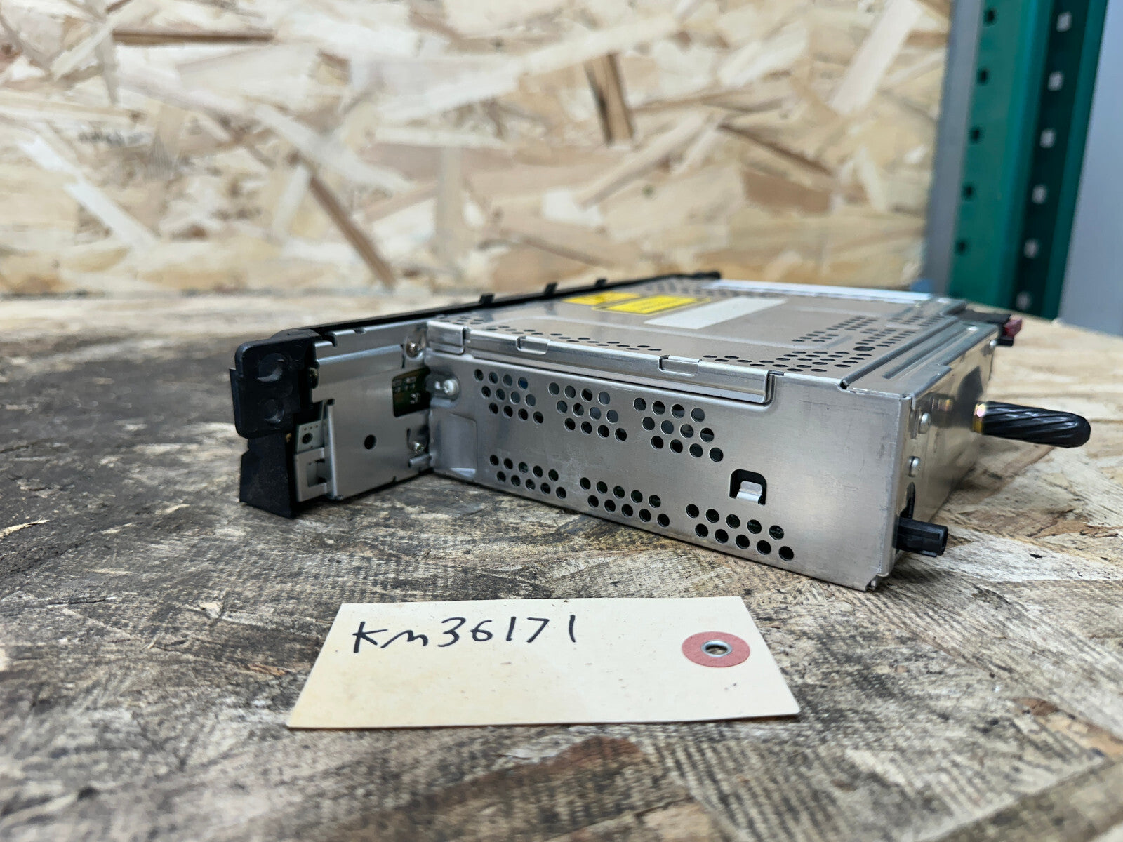 BMW 97-06 E46 3 SERIES CENTER CONSOLE CD/RADIO STEREO RADIO PLAYER OEM 6941505