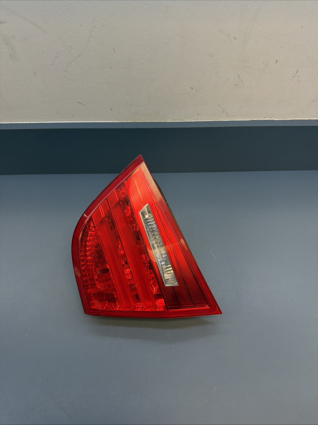 09-11 BMW 328i 335i M3 E90 INNER TAIL LIGHT LAMP RIGHT PASSENGER SIDE 7154156