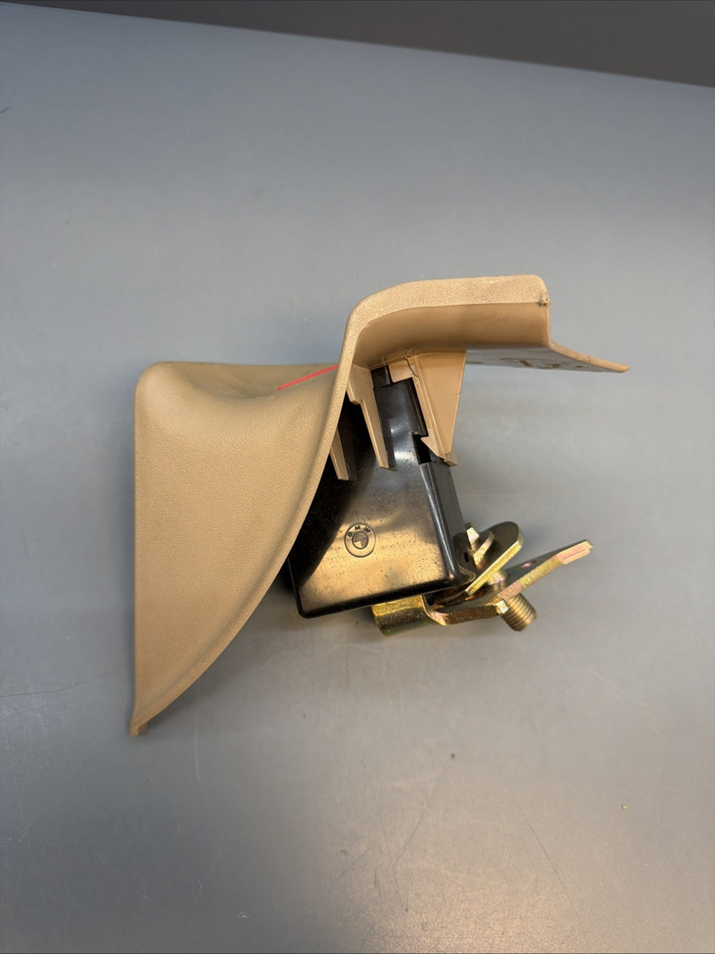 89-95 Bmw E34 5 Series Rear Left Seat Belt Buckle Latch Receiver Beige 8126521