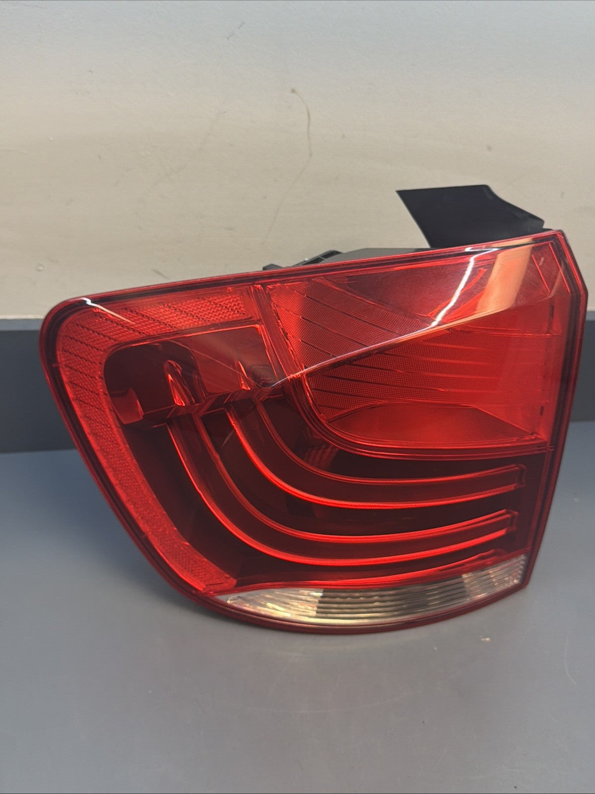 OEM 2012-2015 BMW X1 LH REAR LEFT DRIVERS TAIL LIGHT ASSEMBLY 2990111