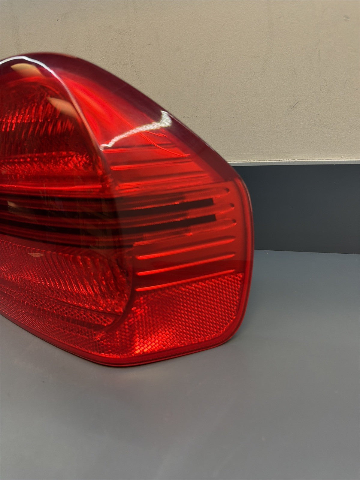 2006-2008 BMW E90 OUTTER PASSANGER PRE LCI TAIL LIGHT 7161956