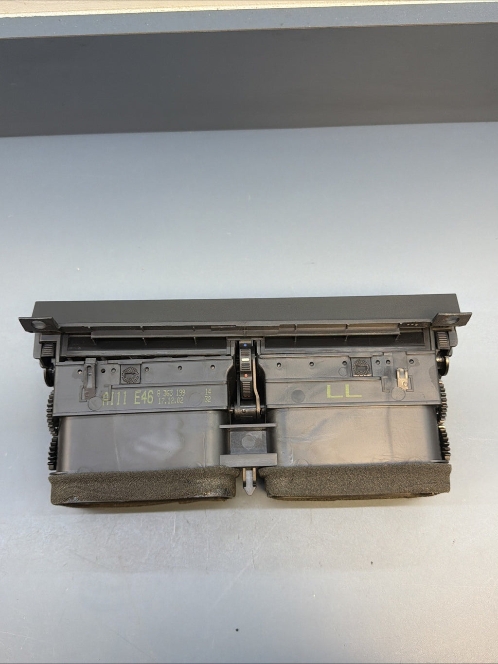BMW 1997-2006 E46 3 SERIES BLACK CENTER INTERIOR VENT ASSEMBLY OEM 8361895