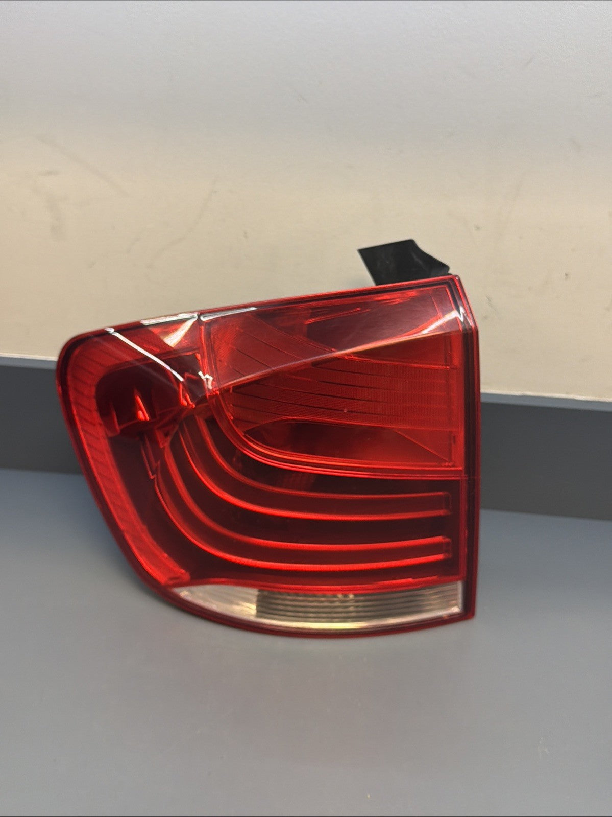 OEM 2012-2015 BMW X1 LH REAR LEFT DRIVERS TAIL LIGHT ASSEMBLY 2990111