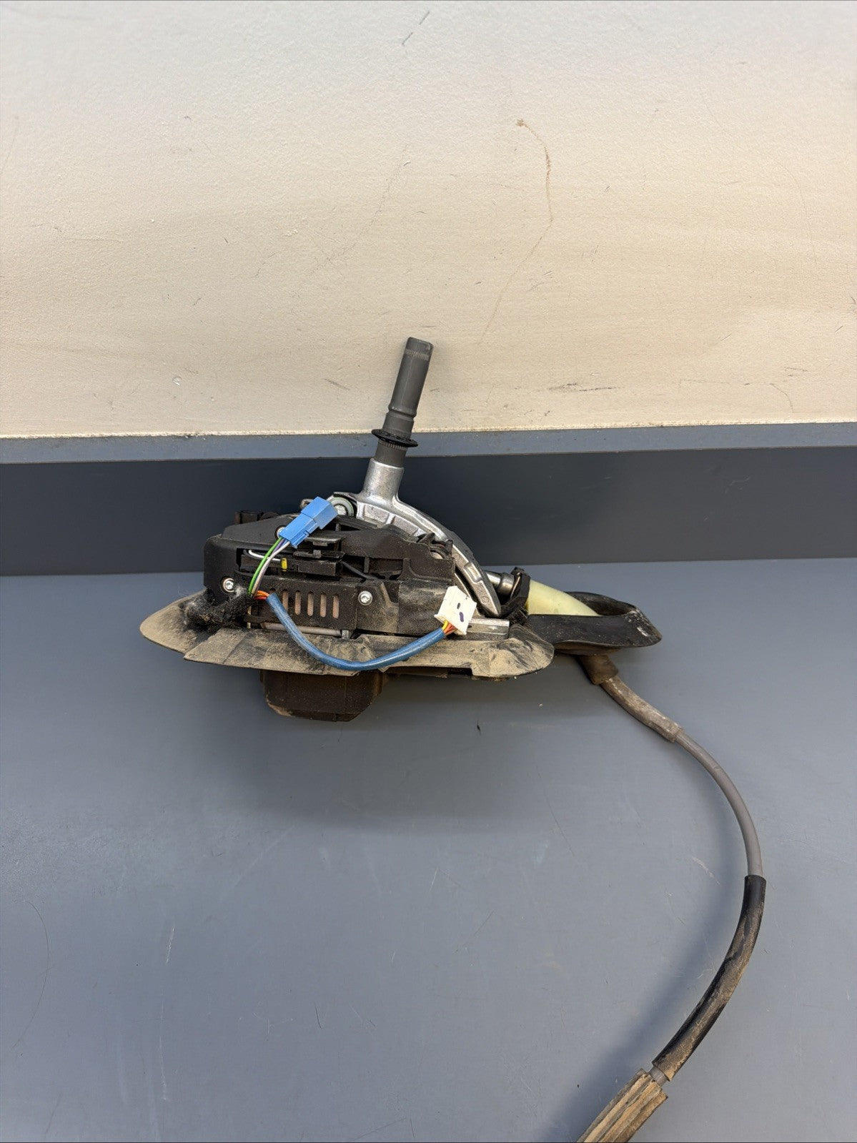 07-13 BMW E90 E91 E92 OEM AUTOMATIC TRANSMISSION GEAR SHIFTER W CABLE 7580923