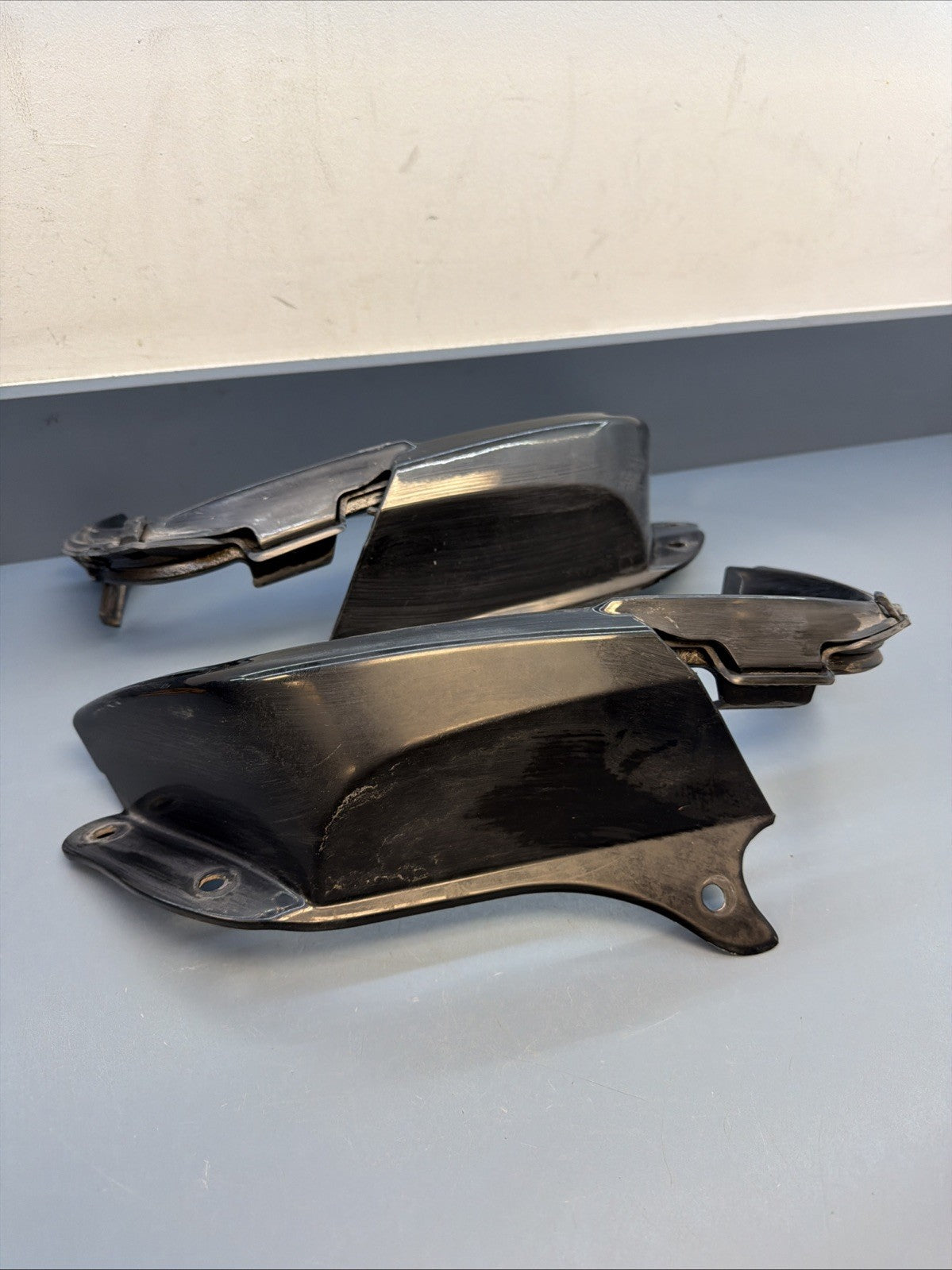 03-05 BMW Z4 E85 OEM RIGHT AND LEFT SIDE TAILLIGHT TRIM SET 7025641 7025642