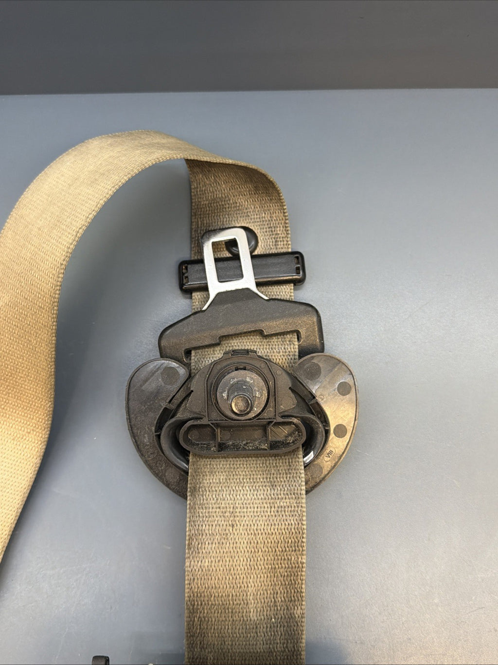 11-16 BMW F10 FRONT LEFT DRIVER SEAT BELT RETRACTOR OEM 618120900 BEIGE