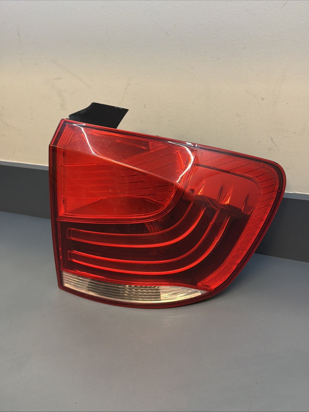 2013 2014 2015 BMW E84 X1 REAR RIGHT OUTER TAIL LIGHT ASSEMBLY OEM 2990112
