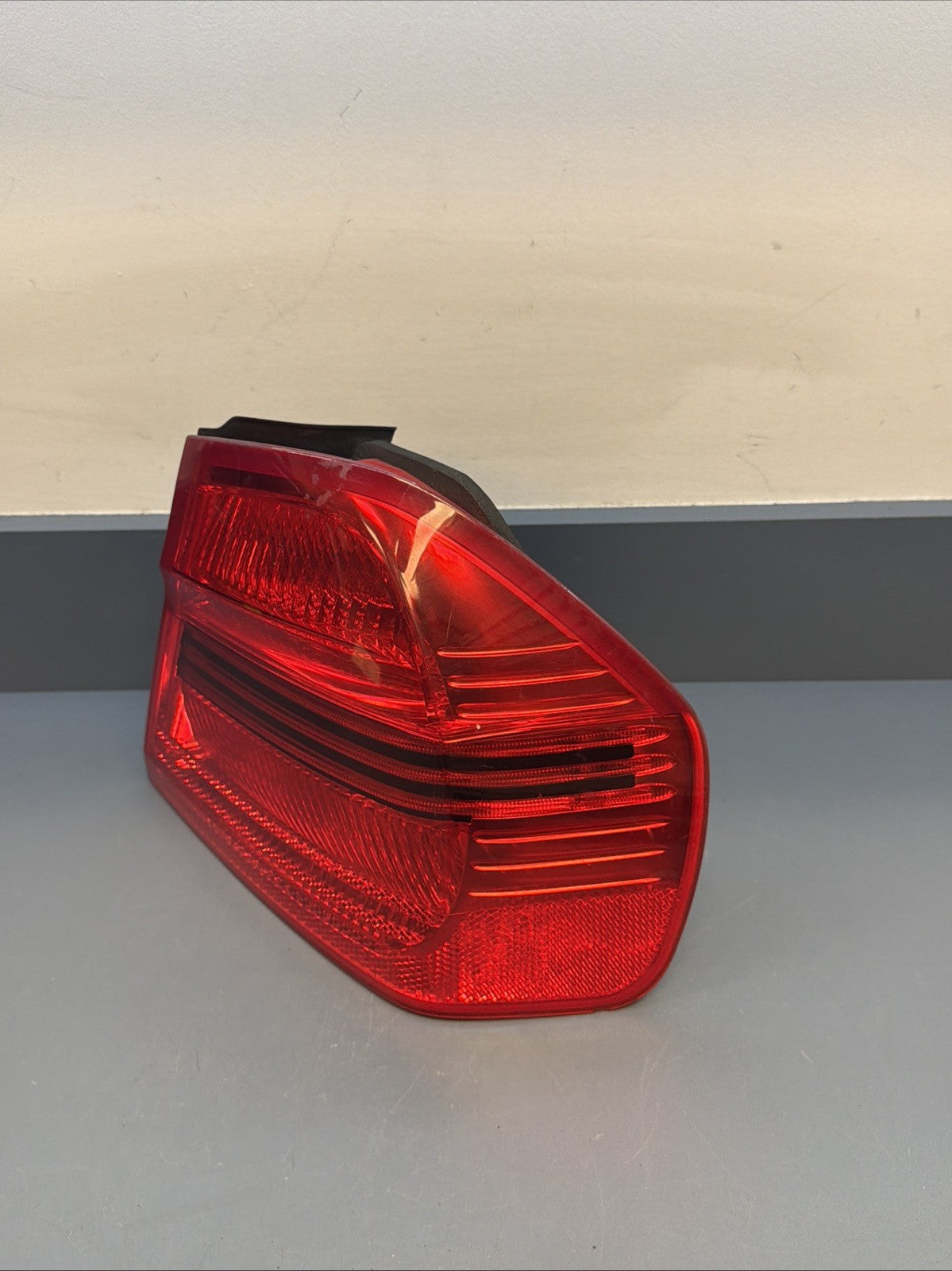2006-2008 BMW E90 OUTTER PASSANGER PRE LCI TAIL LIGHT 7161956