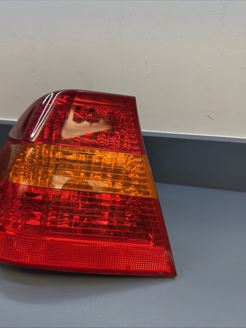 OEM 2002 2003 2004 2005 BMW E46 330i 325i LEFT DRIVER BRAKE TAIL LIGHT 6907933