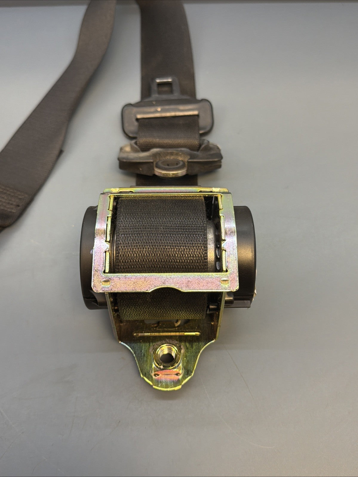 2001-2005 BMW 325I 325XI FRONT LEFT DRIVER SEAT BELT RETRACTOR 7009857 OEM