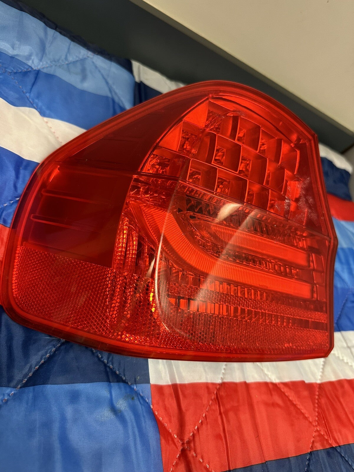 09-11 BMW E90 3 SERIES 328i 335i REAR LEFT DRIVER SIDE OUTER TAIL LIGHT LAMP OEM
