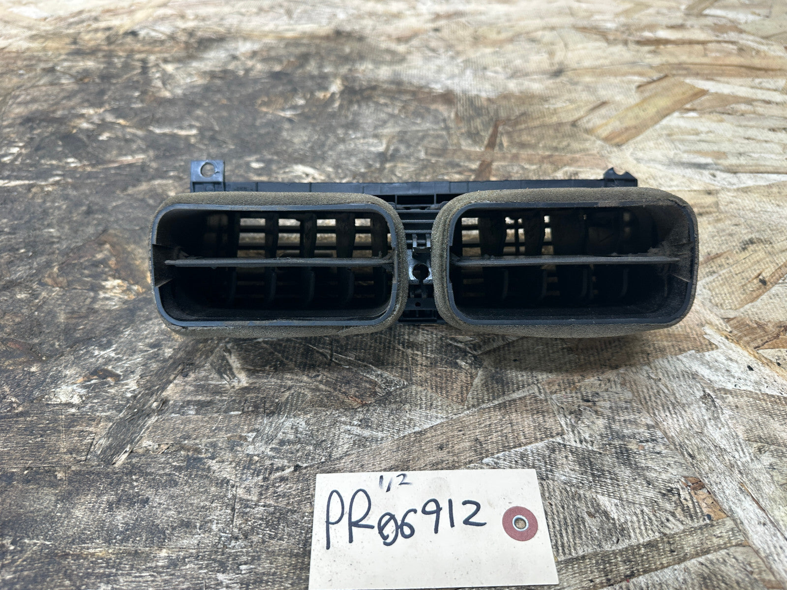 BMW 1997-2006 E46 3 SERIES BLACK CENTER INTERIOR VENT ASSEMBLY OEM 8361895