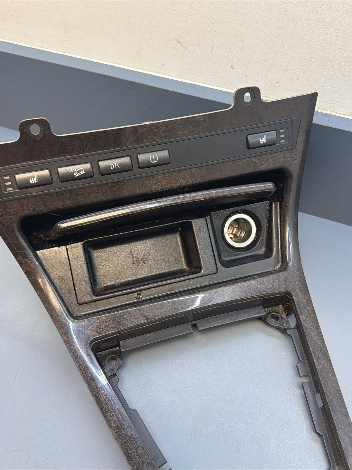 07-10 BMW X3 OEM SHIFTER TRIM BEZEL ASH TRAY W/HEATED SEAT SWITCH PANEL 3411706