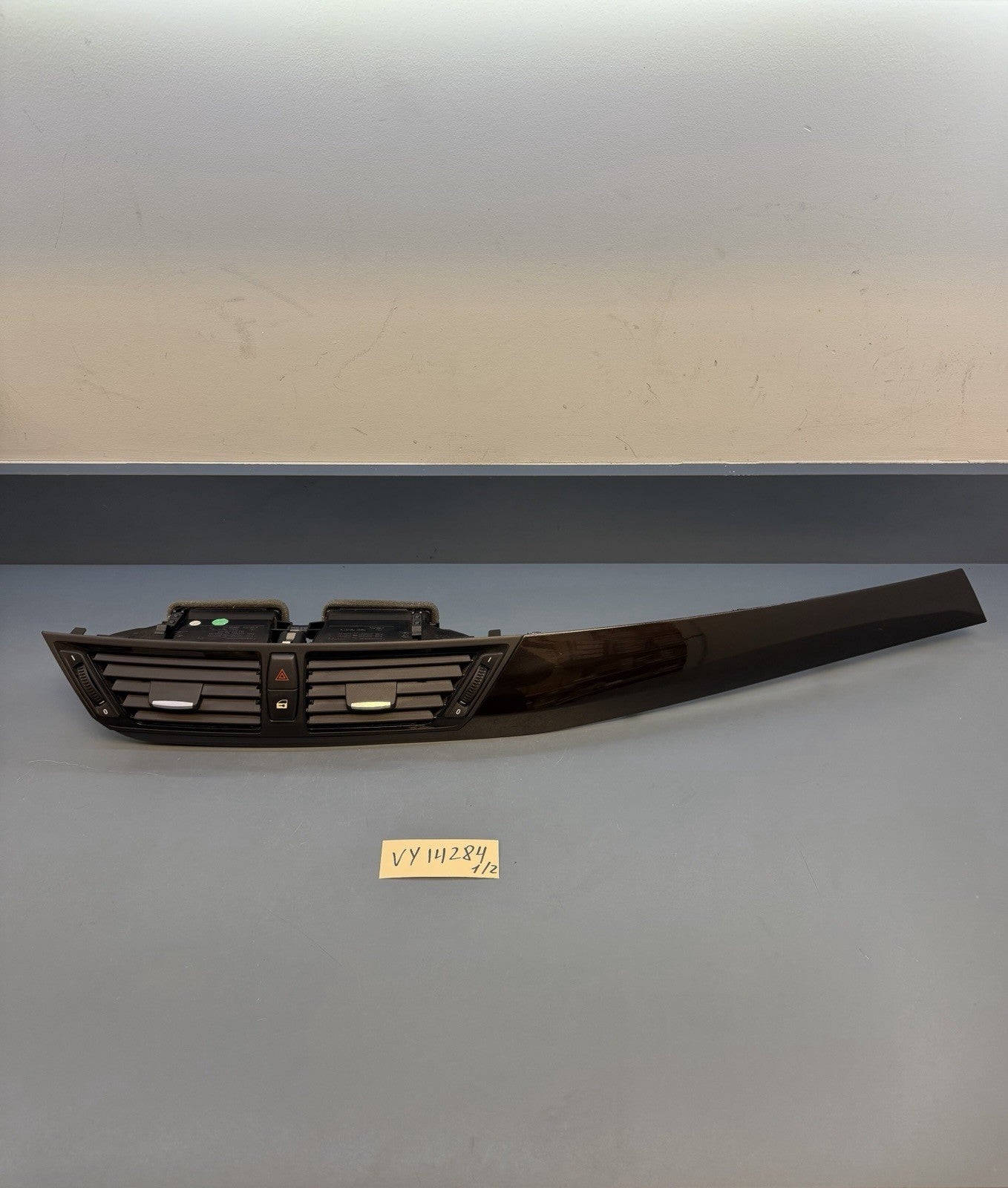 BMW 2010-2015 E84 X1 CENTER DASH AIR HEAT AC COOLER VENT GRILLE W TRIM 9258354