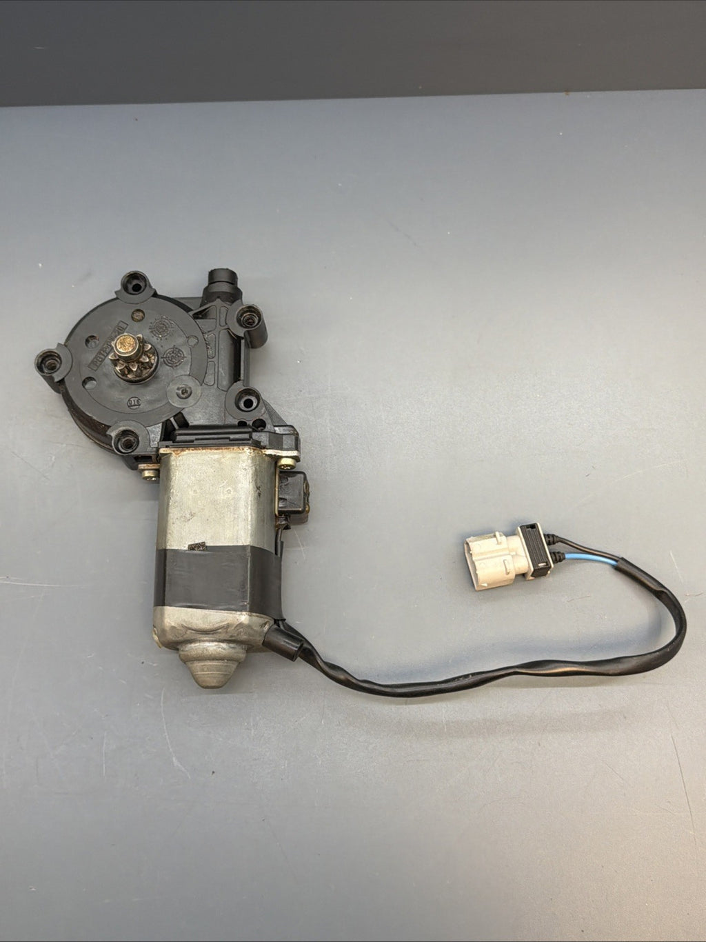 Genuine BMW E34 Door window motor. Passenger. Rear 51331384004
