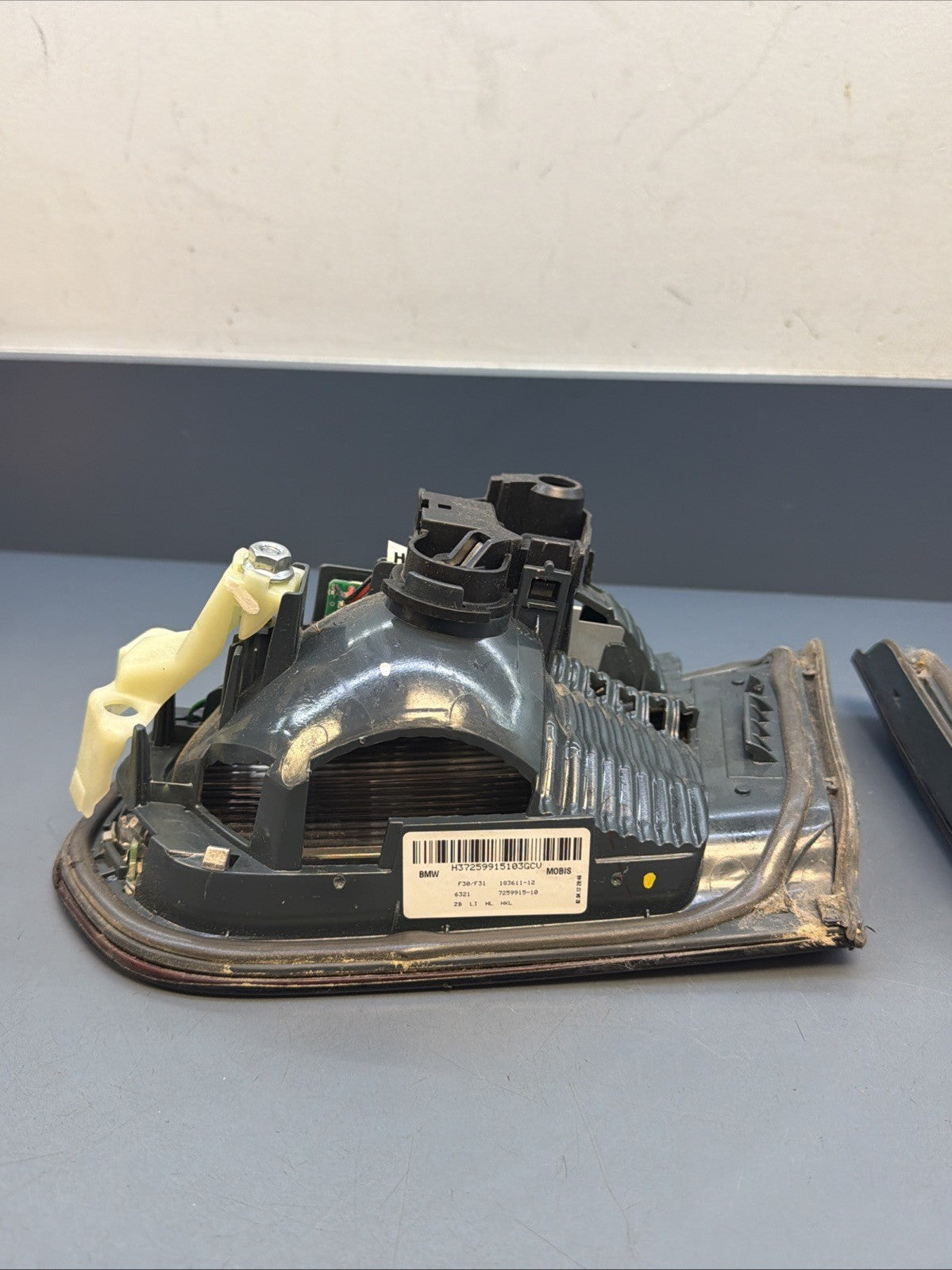 2012-2015 BMW F30 3-SERIES REAR INNER LEFT RIGHT LED TAIL LIGHT 63217259915 OEM