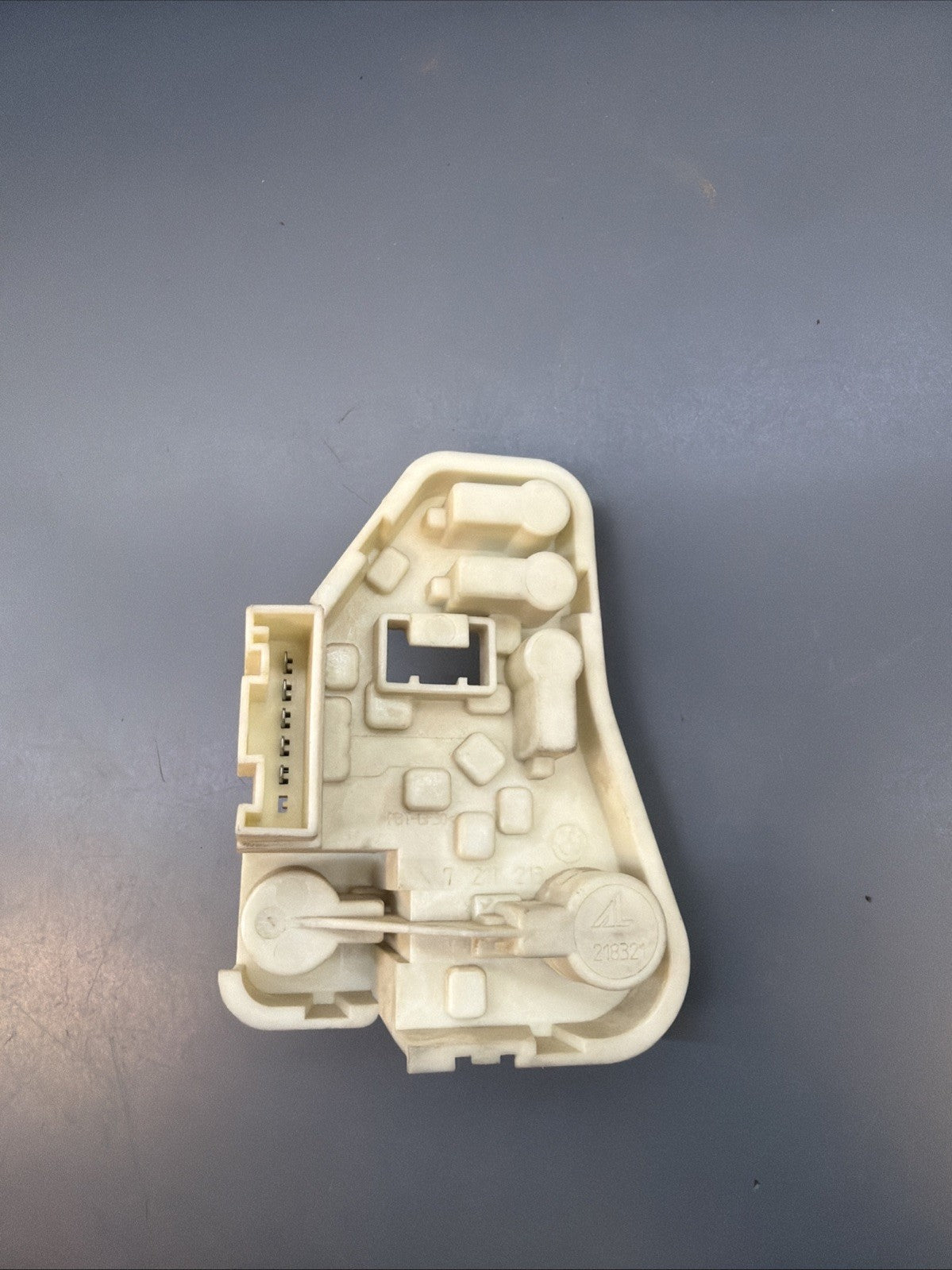 2009-11 BMW E90 328i Rear Left Side Taillight Light Bulb Socket Panel 7211213