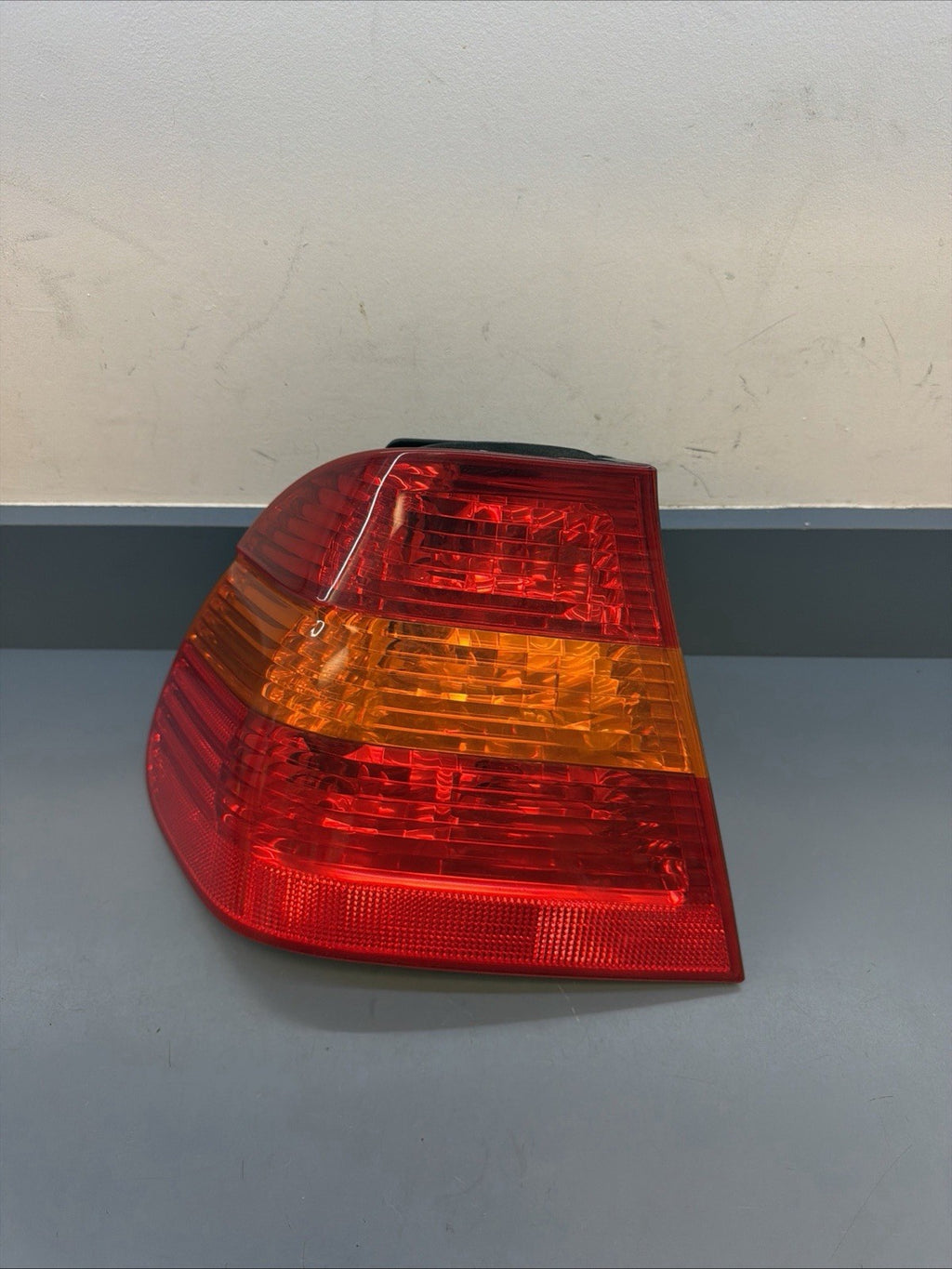 2002-2005 BMW E46 325 330 SEDAN LEFT DRIVER SIDE TAIL LIGHT OEM 6907933 OEM