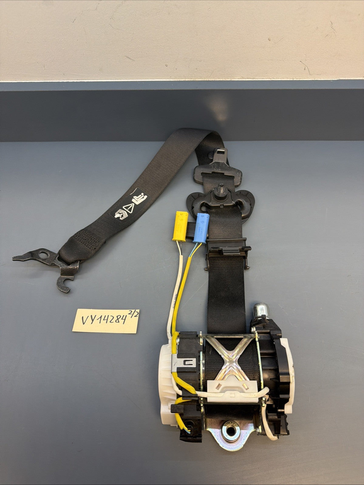 BMW 2012-2015 E84 X1 FRONT RIGHT PASSANGER SEAT BELT RETRACTOR OEM 34061695