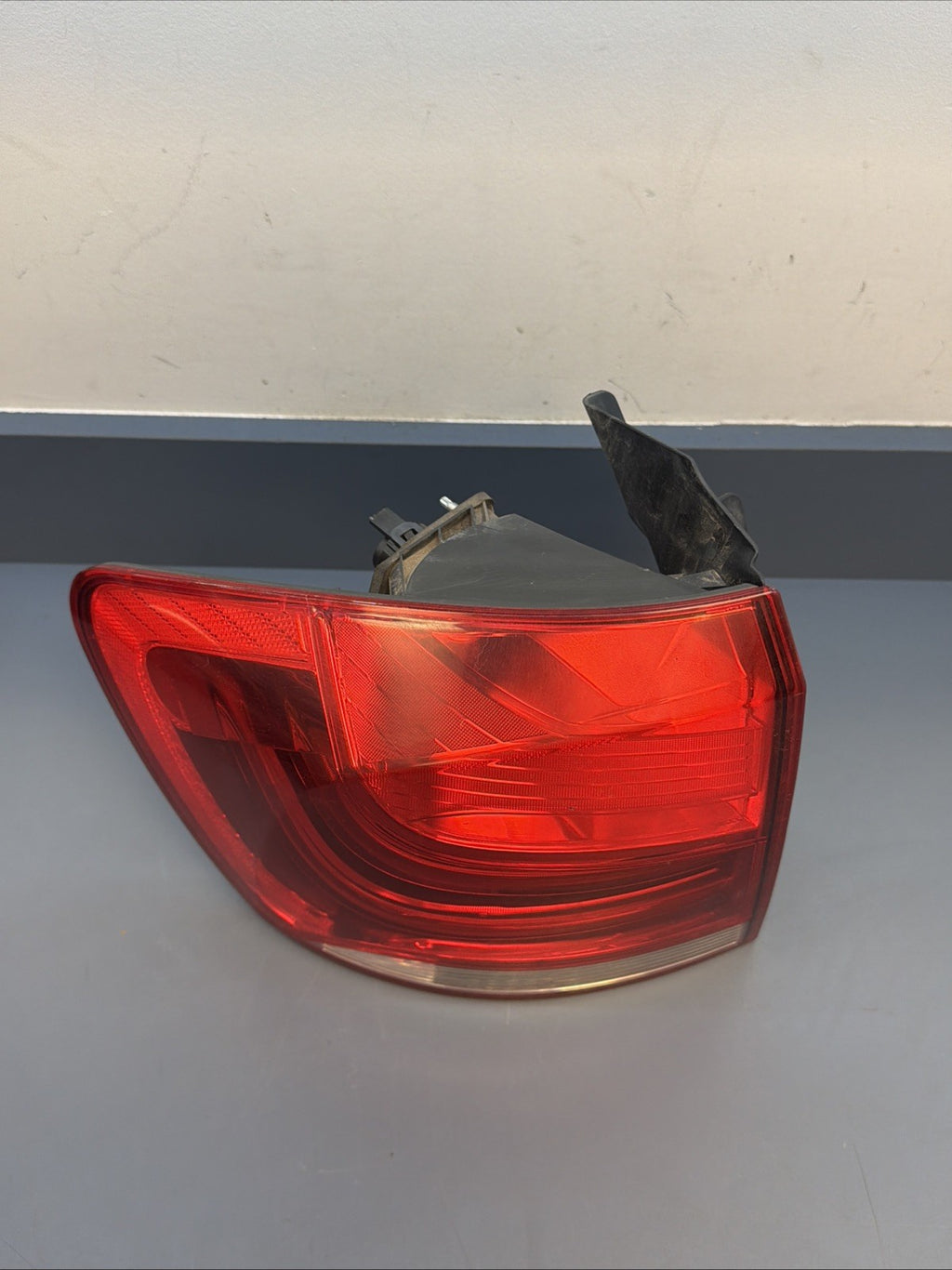 OEM 2012-2015 BMW X1 LH REAR LEFT DRIVERS TAIL LIGHT ASSEMBLY 2990111