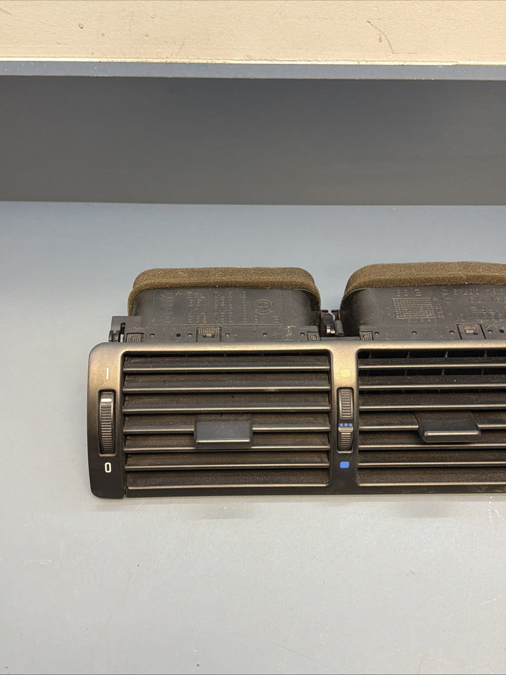 BMW 1997-2006 E39 5 SERIES BLACK CENTER INTERIOR VENT ASSEMBLY OEM 8361895