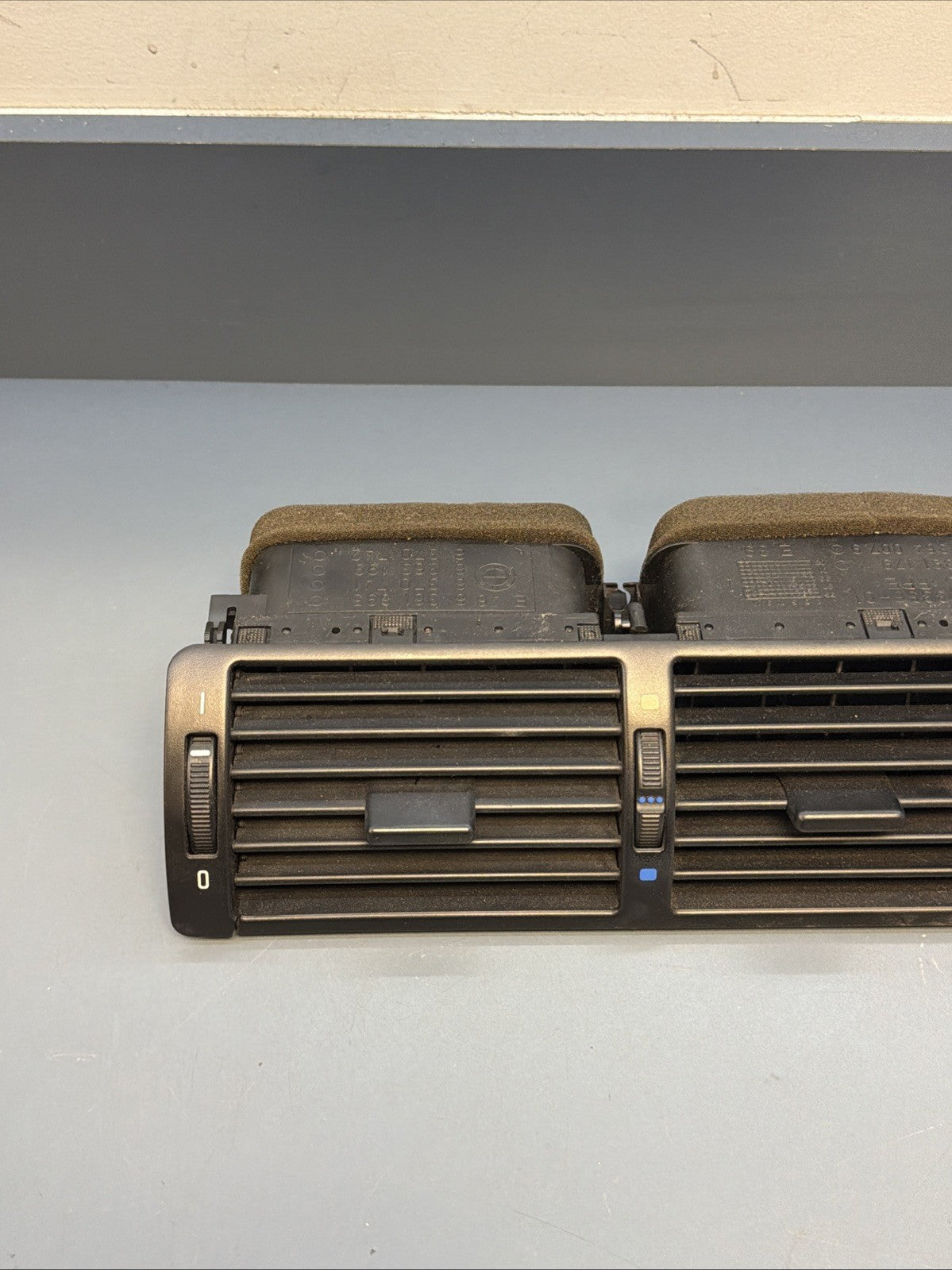 BMW 1997-2006 E39 5 SERIES BLACK CENTER INTERIOR VENT ASSEMBLY OEM 8361895