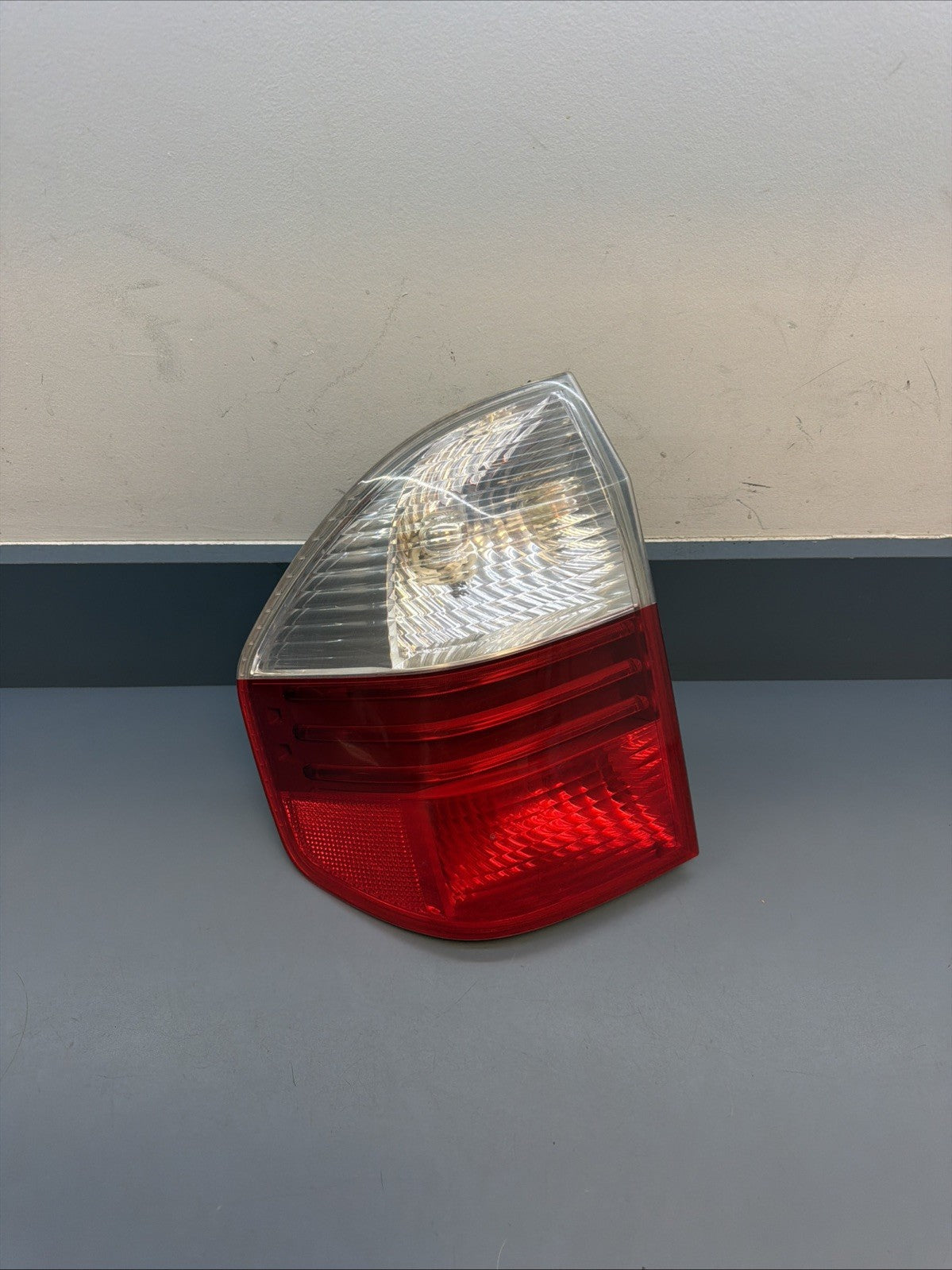 2007-2010 BMW X3 LEFT DRIVER SIDE OUTER TAILLIGHT LAMP ASSEMBLY OEM 7162211