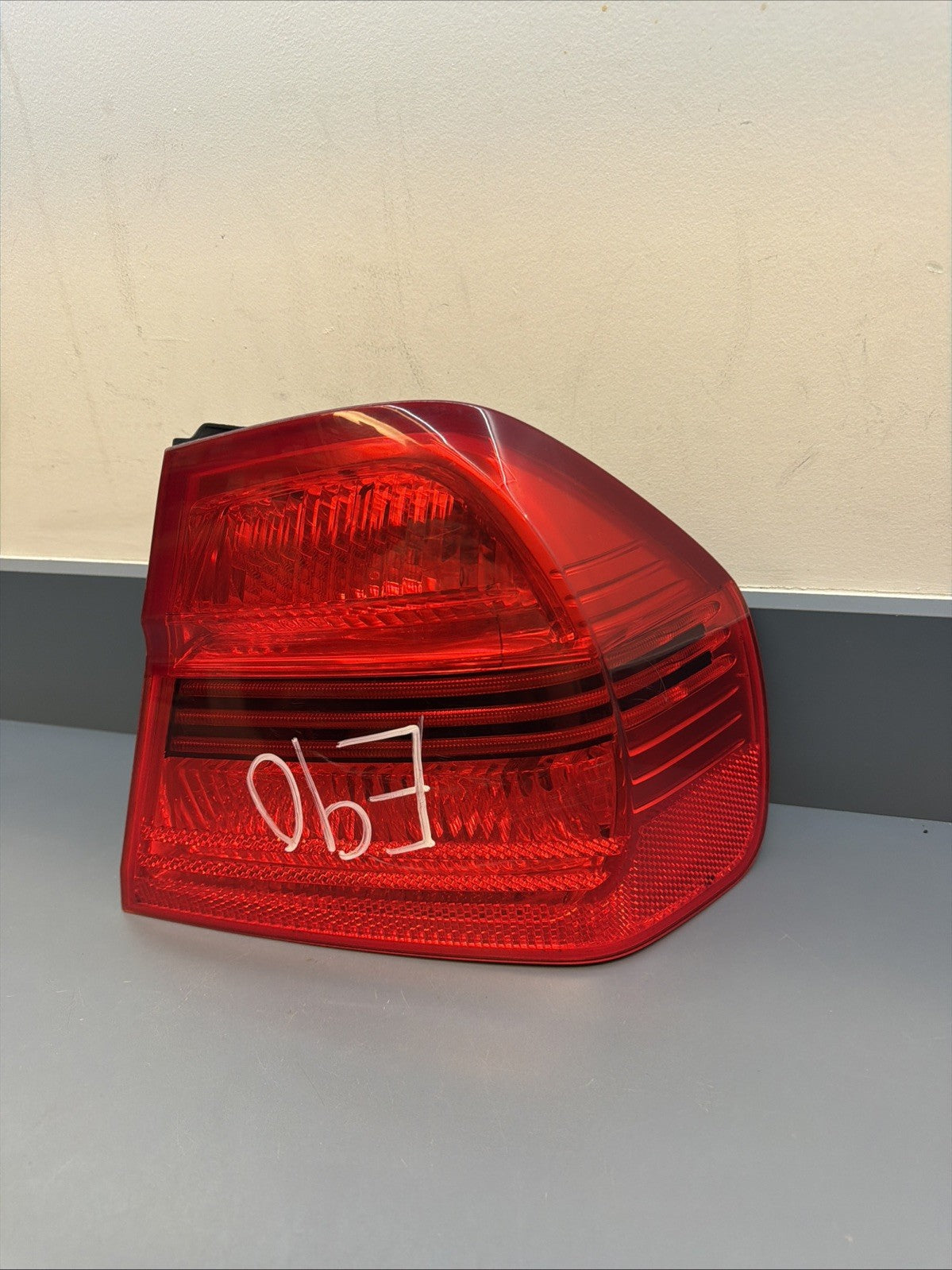 2006-2006 BMW E90 OUTTER PASSANGER PRE LCI TAIL LIGHT 7161956