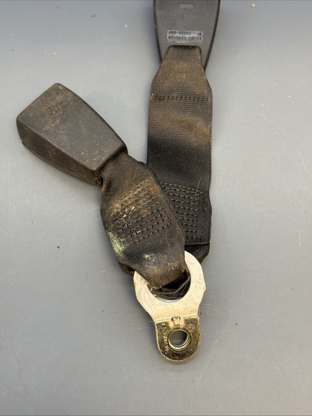 99-06 BMW E46 325 330 REAR PASSENGER SEAT BELT BUCKLE RECEIVER OEM 8233292