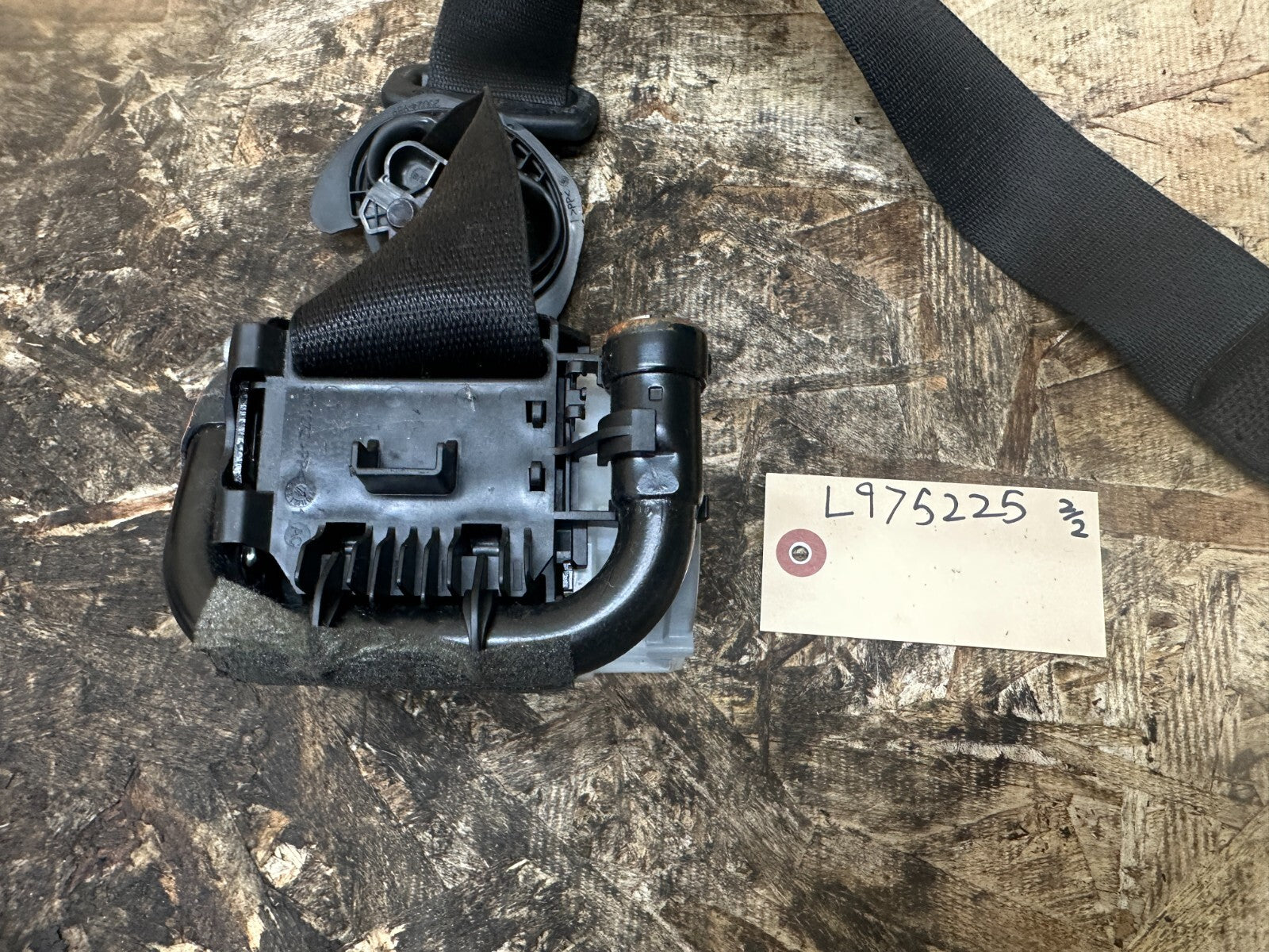 BMW 2011-2017 F25 X3 FRONT RIGHT PASSANGER SIDE SEATBELT RETRACTOR OEM 3066322