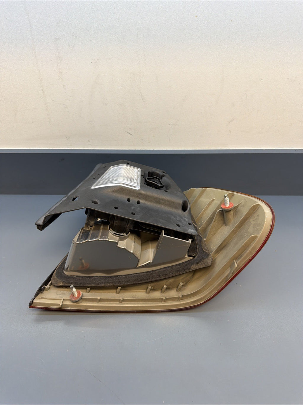OEM 2002 2003 2004 2005 BMW E46 330i 325i LEFT DRIVER BRAKE TAIL LIGHT 6907933