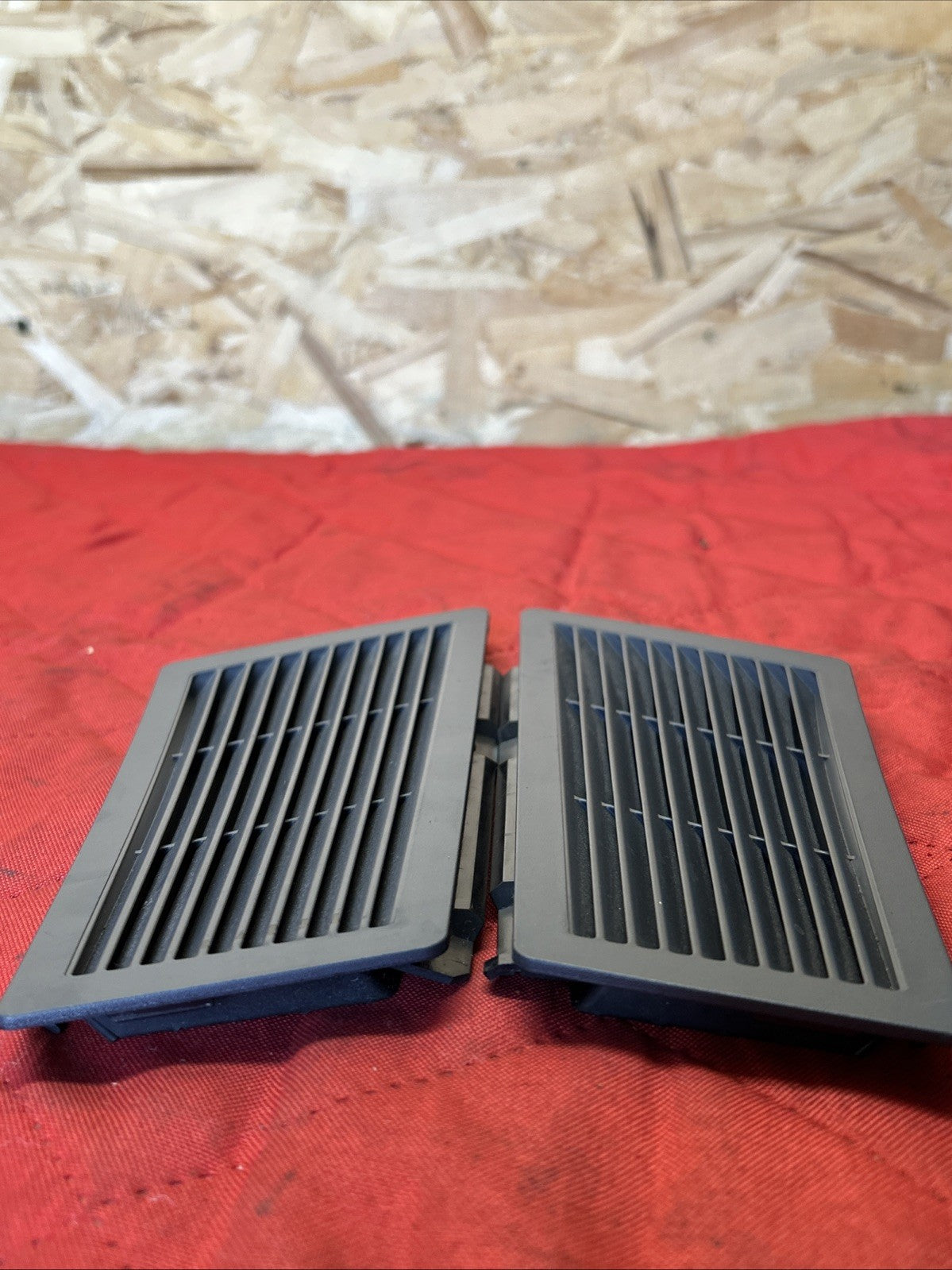 04-10 BMW X3 RH&LH Rear Trunk Inner Interior Boot Vent Grille Trim 3411753