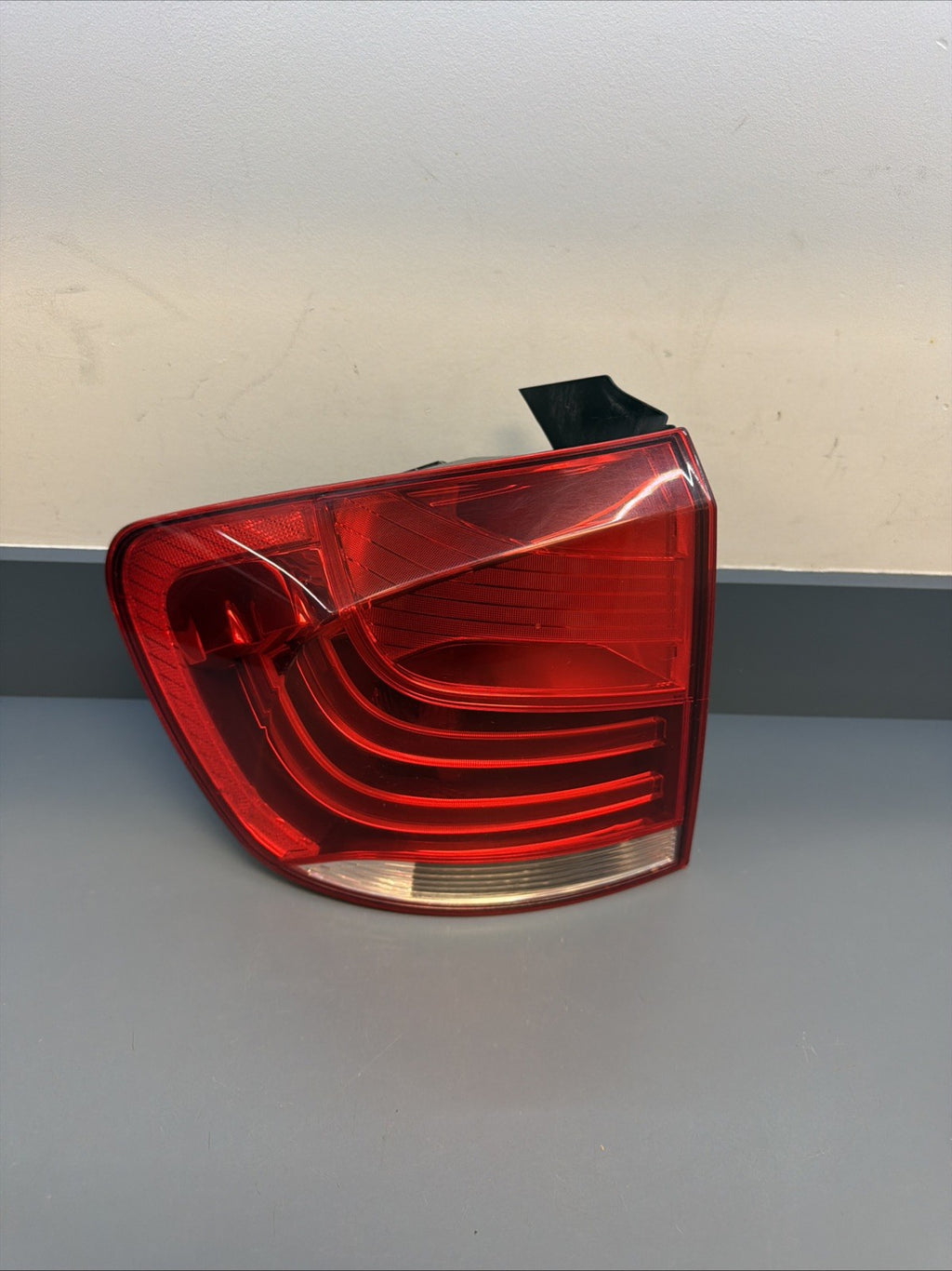 OEM 2012-2015 BMW X1 LH REAR LEFT DRIVERS TAIL LIGHT ASSEMBLY 2990111