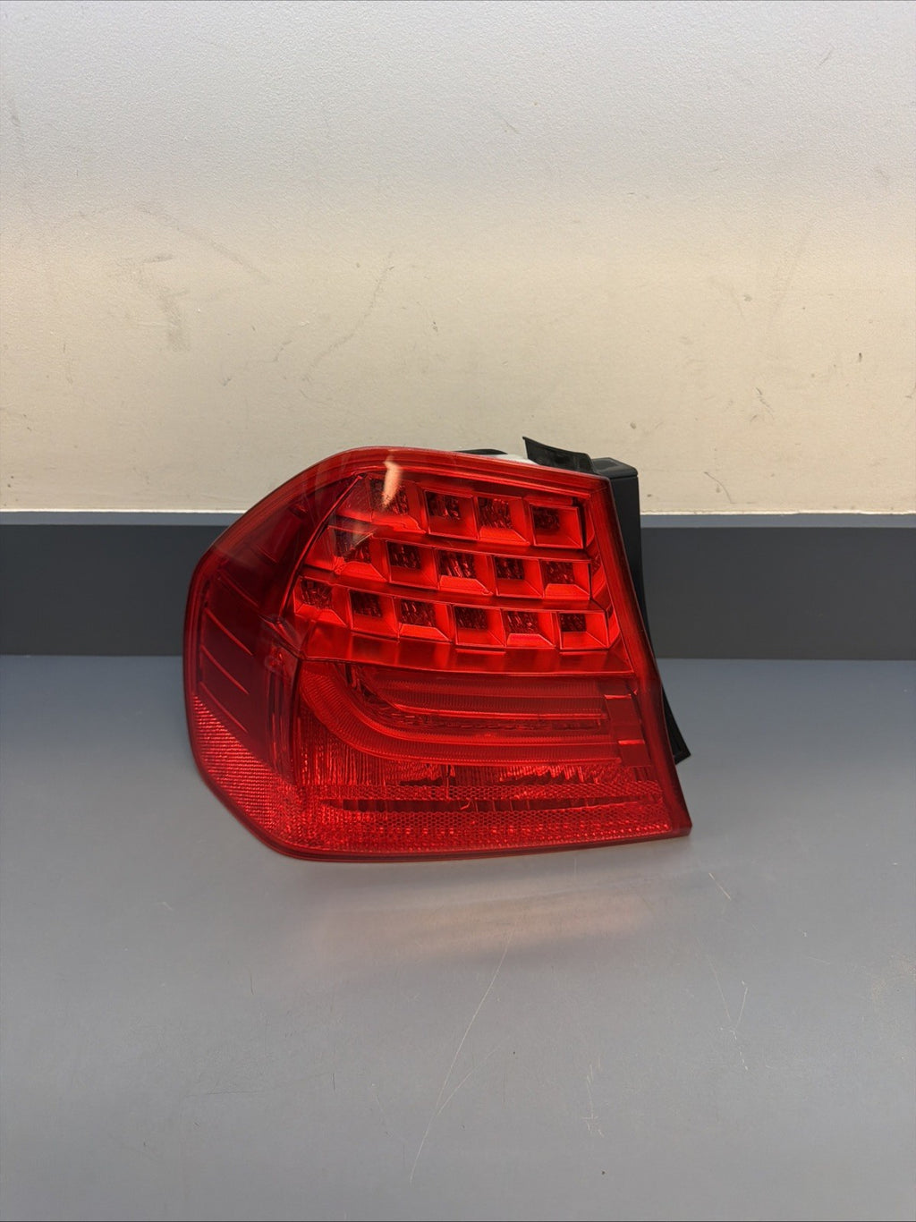 BMW 09-11 E90 LCI LEFT DRIVER SIDE REAR OUTER TAIL LIGHT OEM 7289429