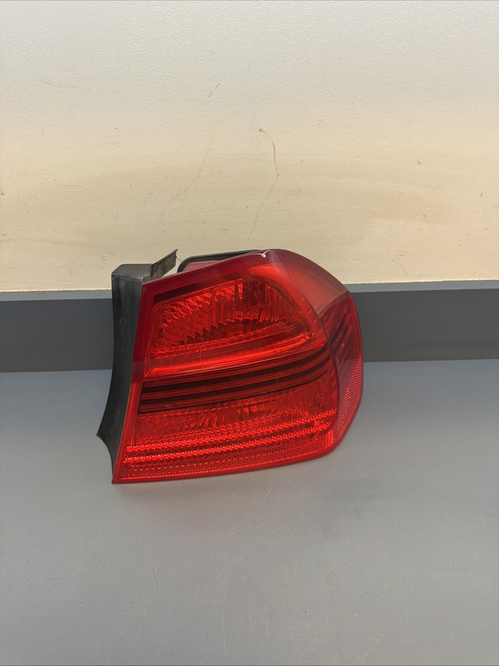 2006-2008 BMW E90 OUTTER PASSANGER PRE LCI TAIL LIGHT 7161956