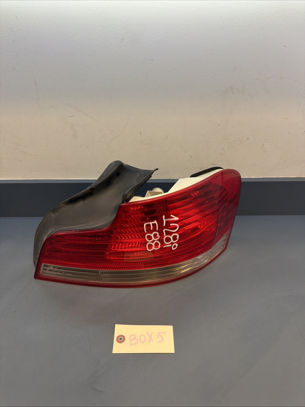 2008 - 2011 BMW E82 128I 135I REAR RIGHT PASSENGER OUTER TAIL LIGHT OEM 7285642