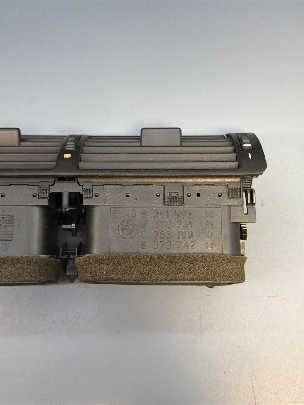 BMW 1997-2006 E39 5 SERIES BLACK CENTER INTERIOR VENT ASSEMBLY OEM 8361895
