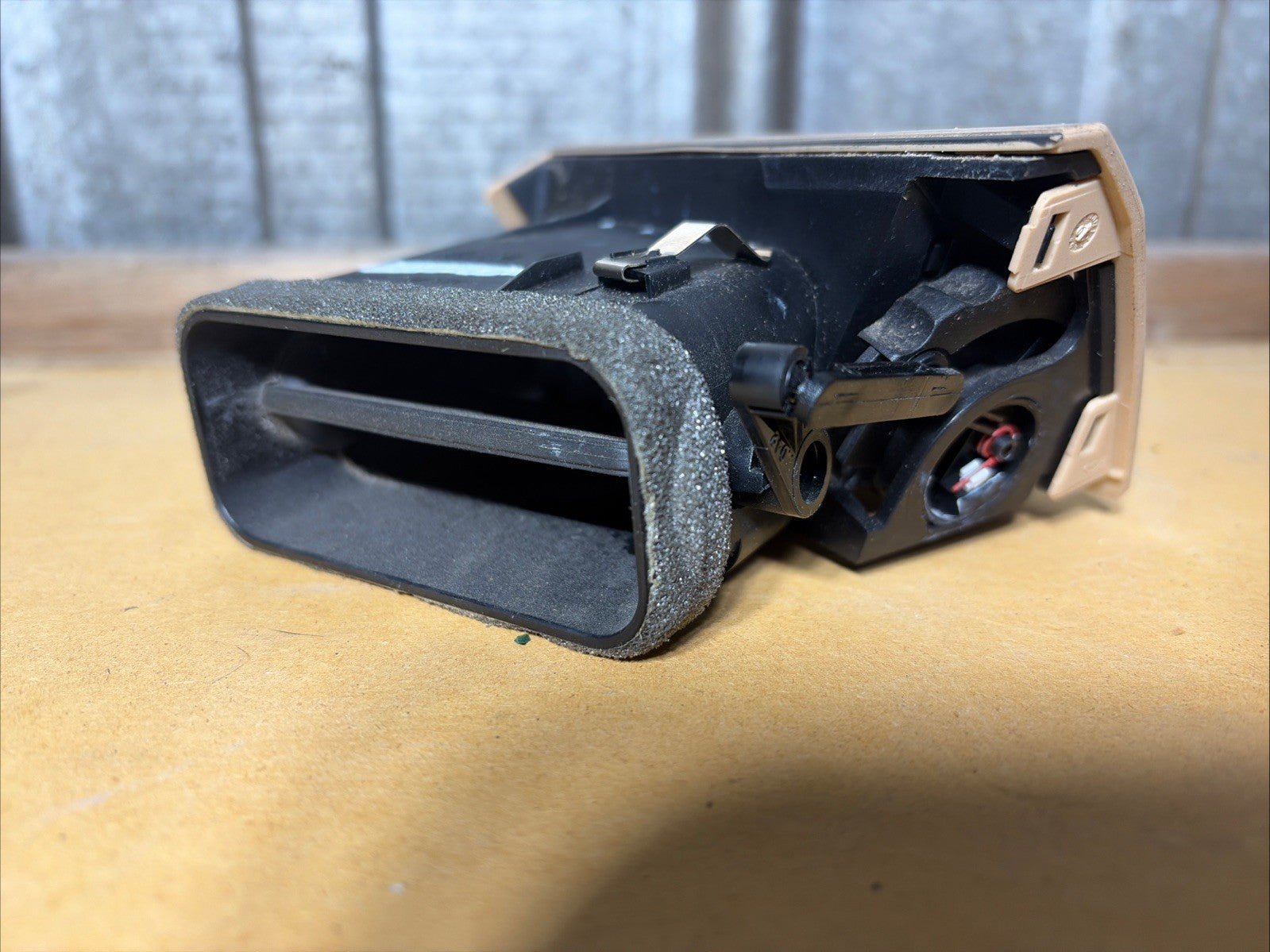 2004 - 2010 BMW X3 E83 Front Right Passenger Side Dashboard Air Vent 3400076
