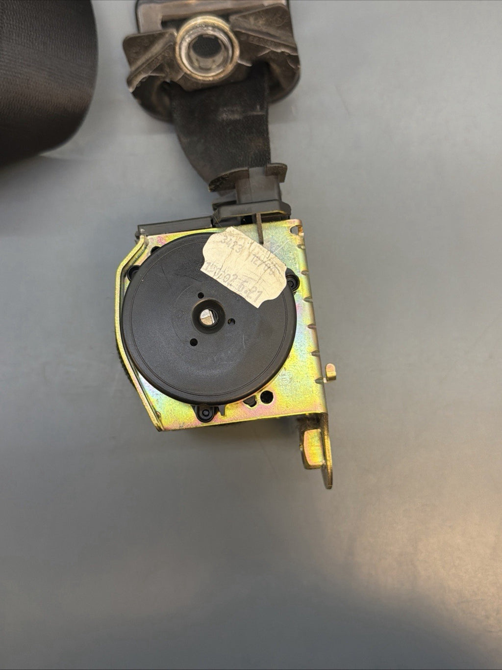 2001-2005 BMW 325I 325XI FRONT LEFT DRIVER SEAT BELT RETRACTOR 7009857 OEM