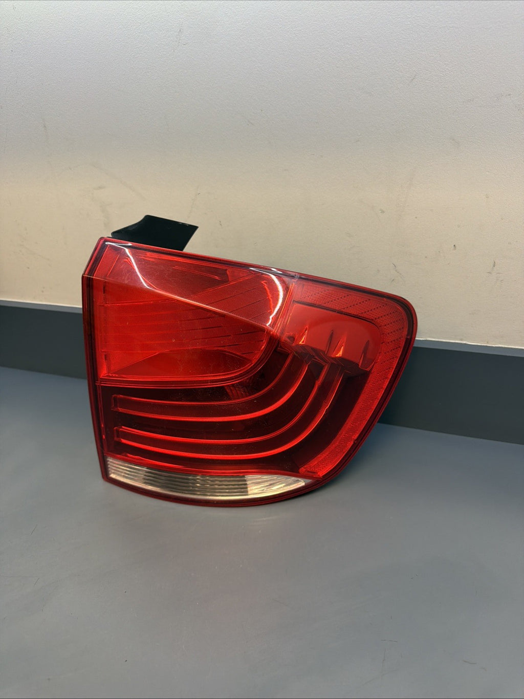 2013 2014 2015 BMW E84 X1 REAR RIGHT OUTER TAIL LIGHT ASSEMBLY OEM 2990112
